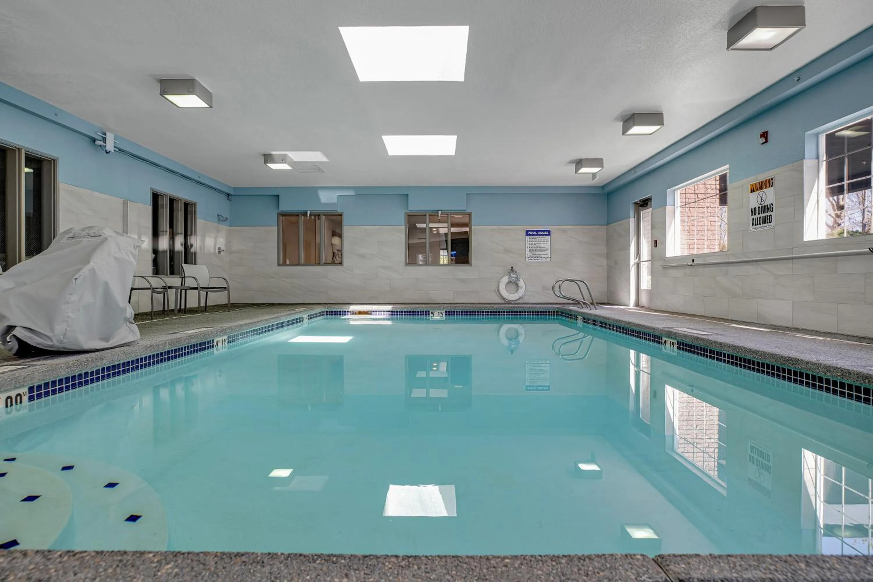 Swimming pool in Holiday Inn Express Hotel & Suites Portland - Jantzen Beach by IHG