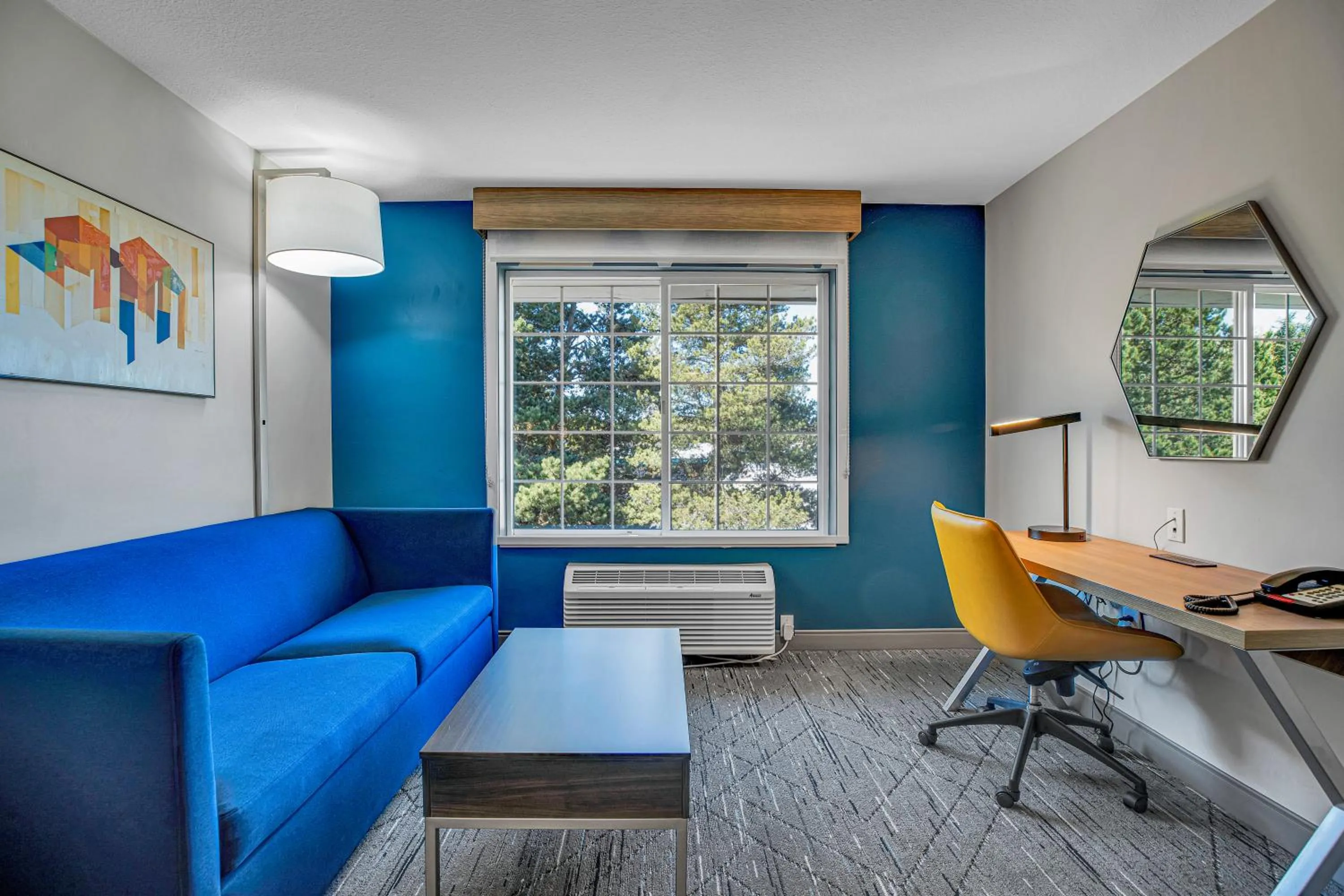 Seating area in Holiday Inn Express Hotel & Suites Portland - Jantzen Beach by IHG