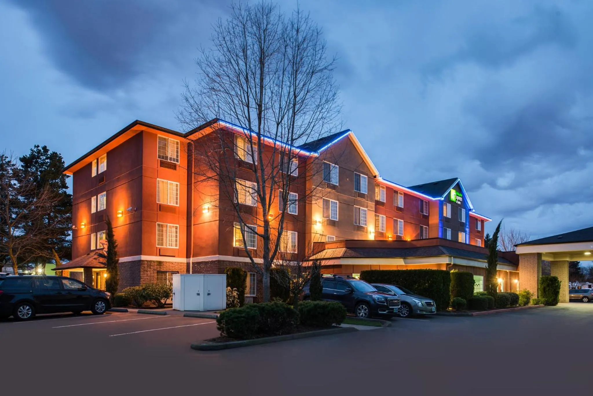 Property building in Holiday Inn Express Hotel & Suites Portland - Jantzen Beach by IHG