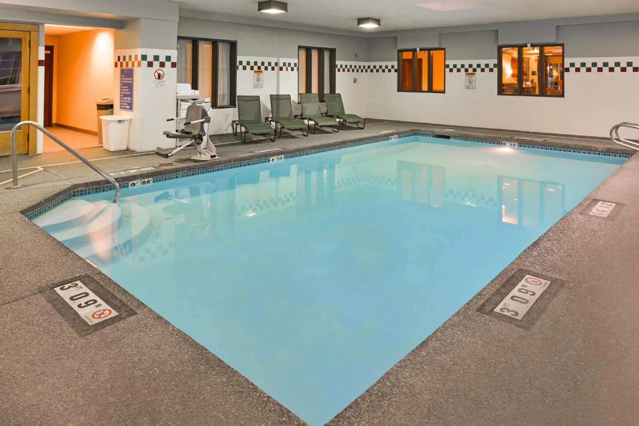 Swimming pool in Holiday Inn Express Hotel & Suites Portland - Jantzen Beach by IHG