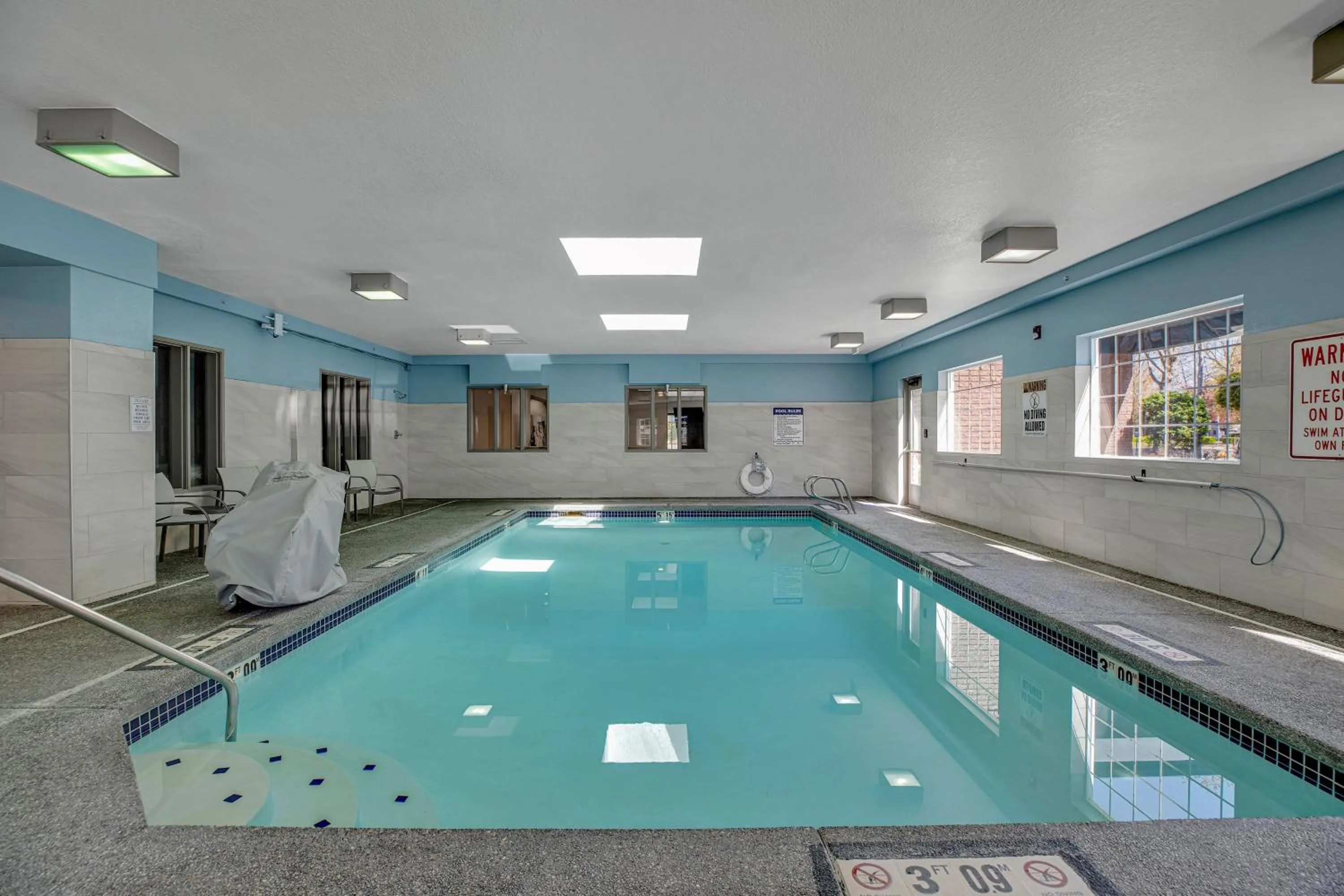 Swimming pool in Holiday Inn Express Hotel & Suites Portland - Jantzen Beach by IHG