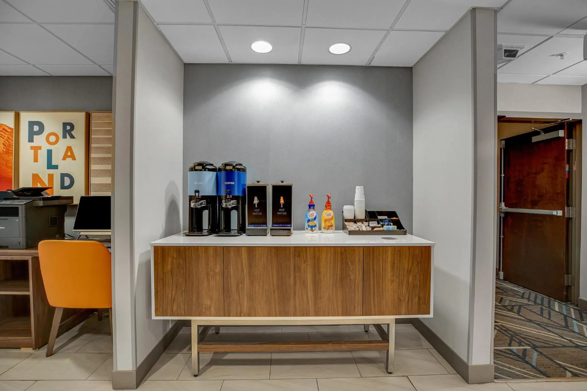 Lobby or reception in Holiday Inn Express Hotel & Suites Portland - Jantzen Beach by IHG