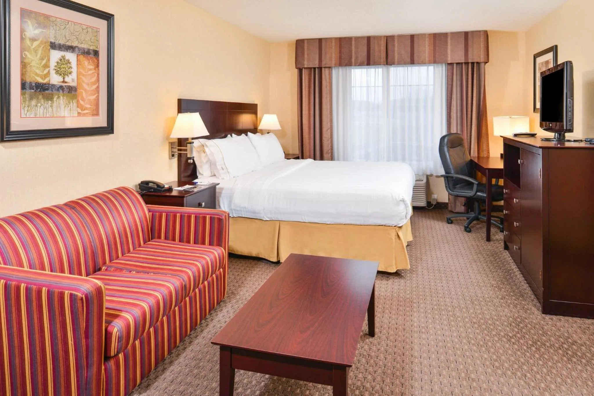 Photo of the whole room, Bed in Holiday Inn Express Hotel & Suites Portland - Jantzen Beach by IHG