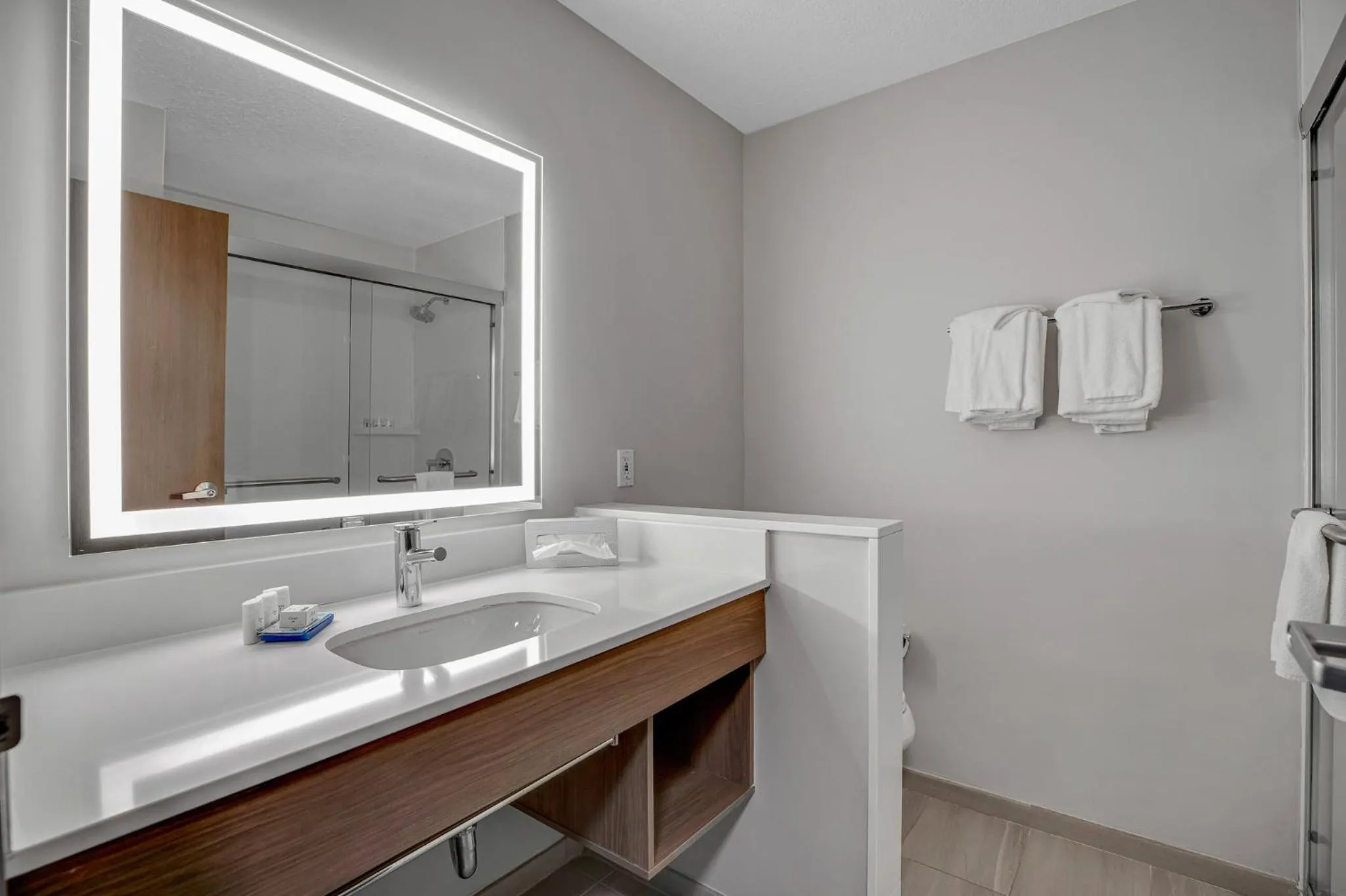 Photo of the whole room in Holiday Inn Express Hotel & Suites Portland - Jantzen Beach by IHG