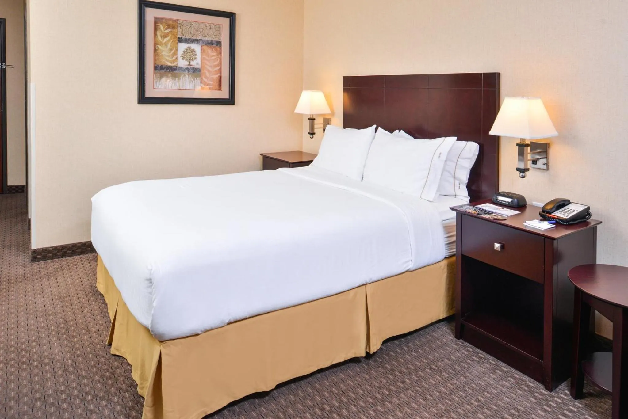 Photo of the whole room, Bed in Holiday Inn Express Hotel & Suites Portland - Jantzen Beach by IHG