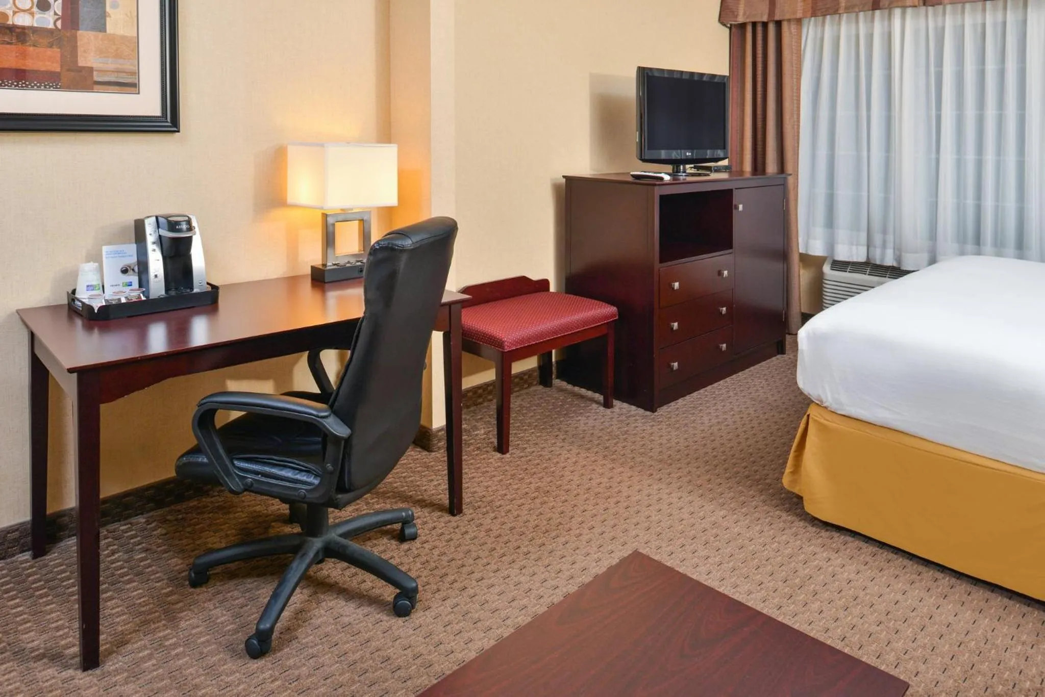 Photo of the whole room, Bed in Holiday Inn Express Hotel & Suites Portland - Jantzen Beach by IHG
