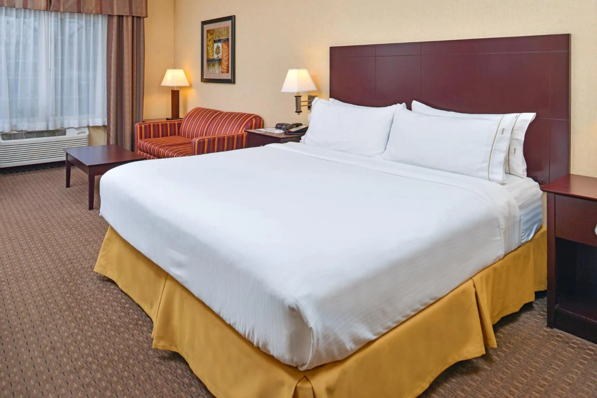 Photo of the whole room, Bed in Holiday Inn Express Hotel & Suites Portland - Jantzen Beach by IHG