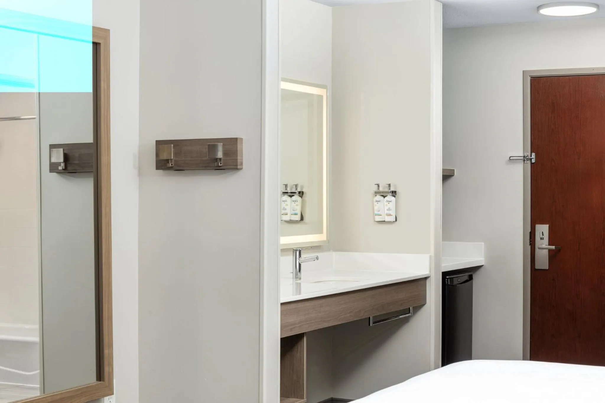 Photo of the whole room, Bed in Holiday Inn Express Hotel & Suites Portland - Jantzen Beach by IHG