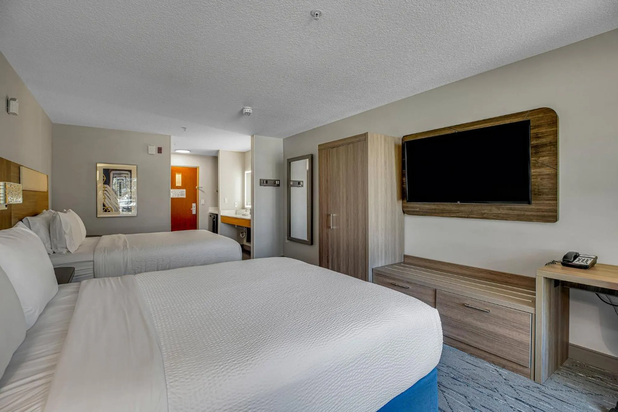 Photo of the whole room, Bed in Holiday Inn Express Hotel & Suites Portland - Jantzen Beach by IHG