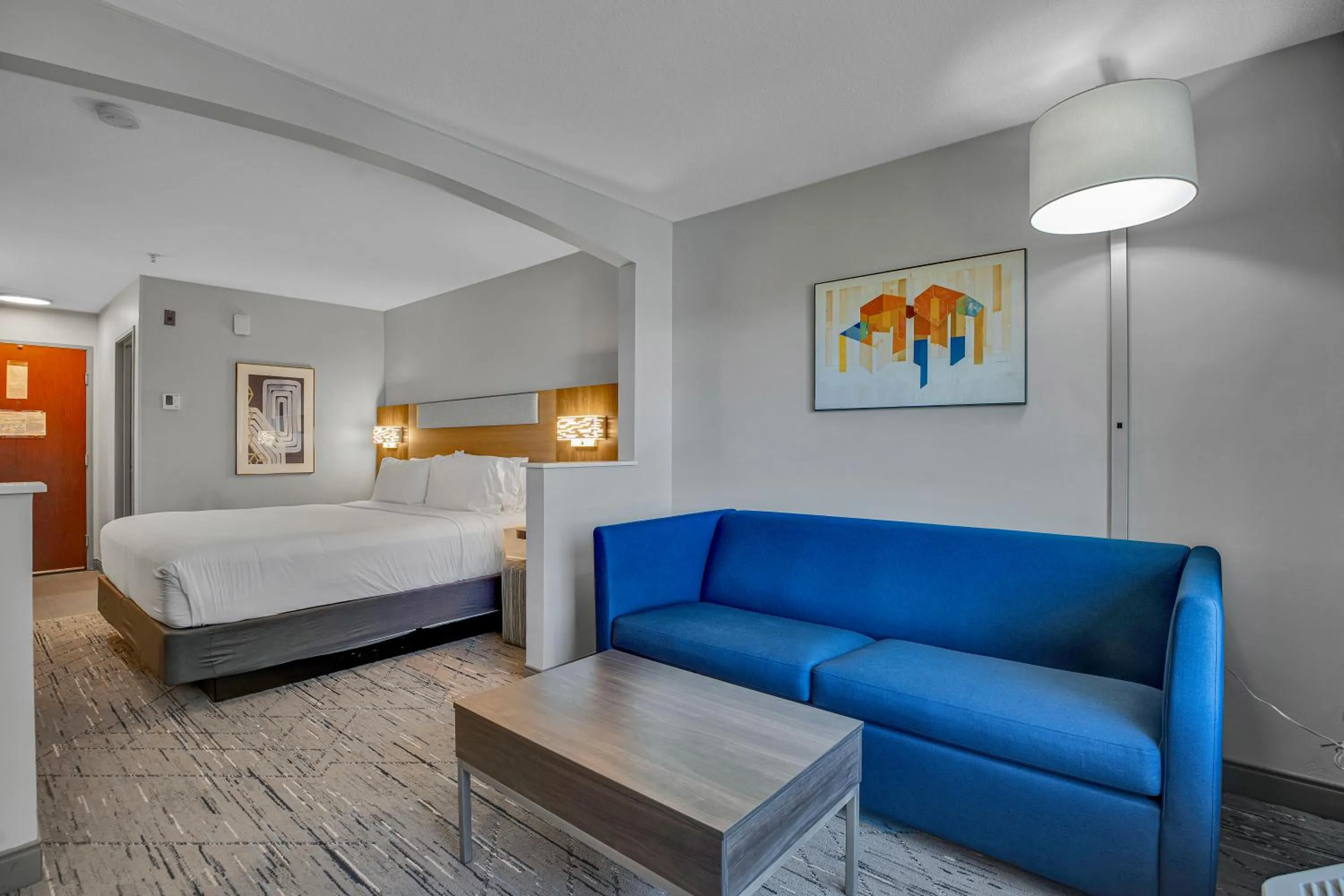 Seating area, Bed in Holiday Inn Express Hotel & Suites Portland - Jantzen Beach by IHG