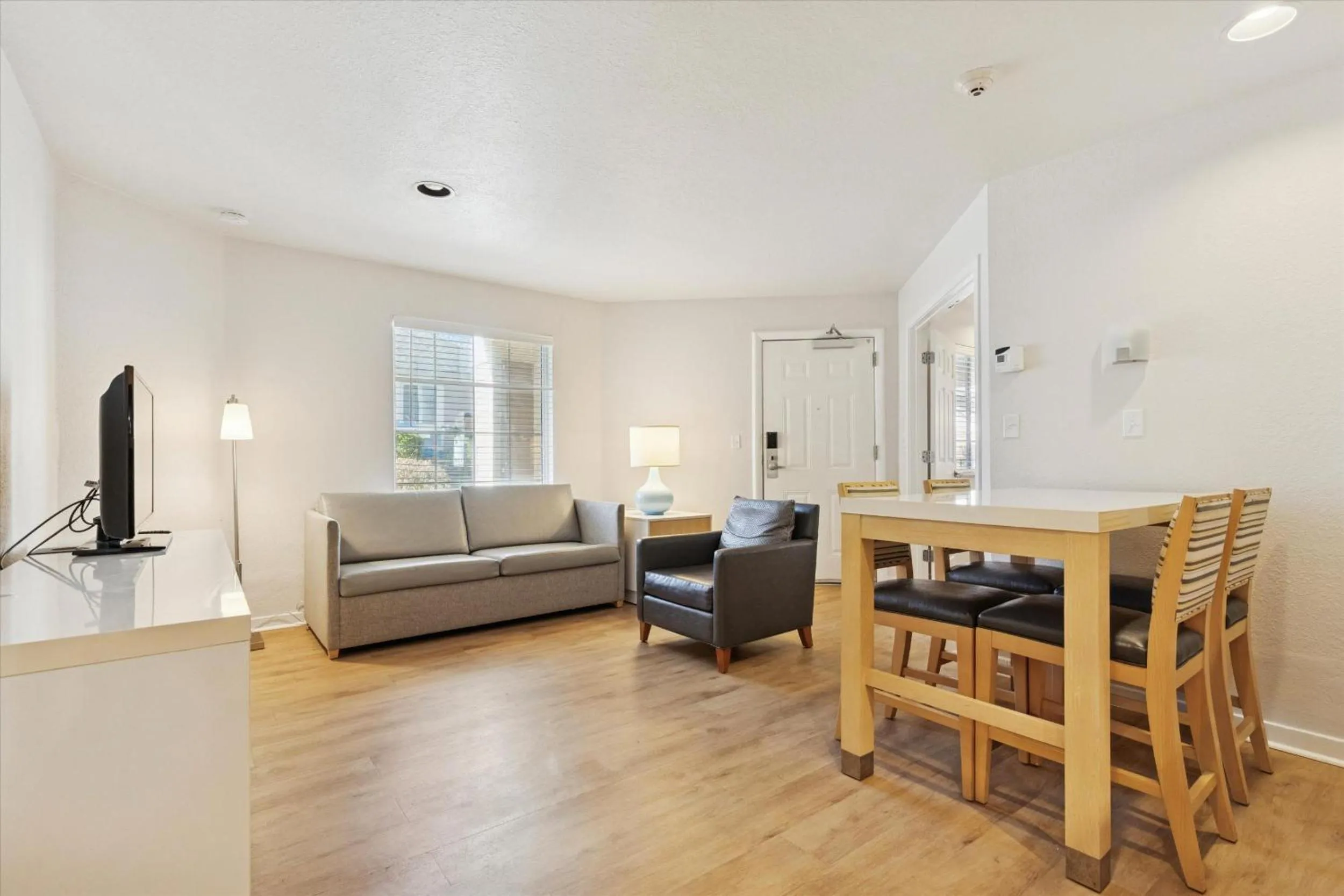 Avia Residences on Lincoln - Extended Stay