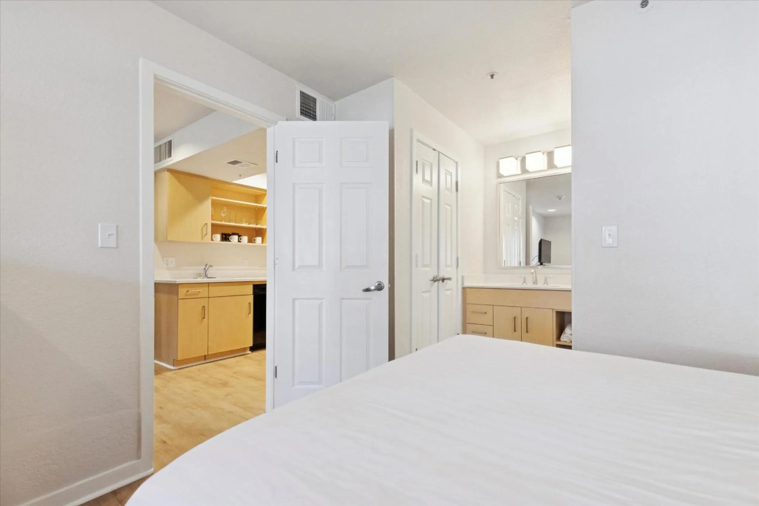 Bed in Avia Residences on Lincoln - Extended Stay