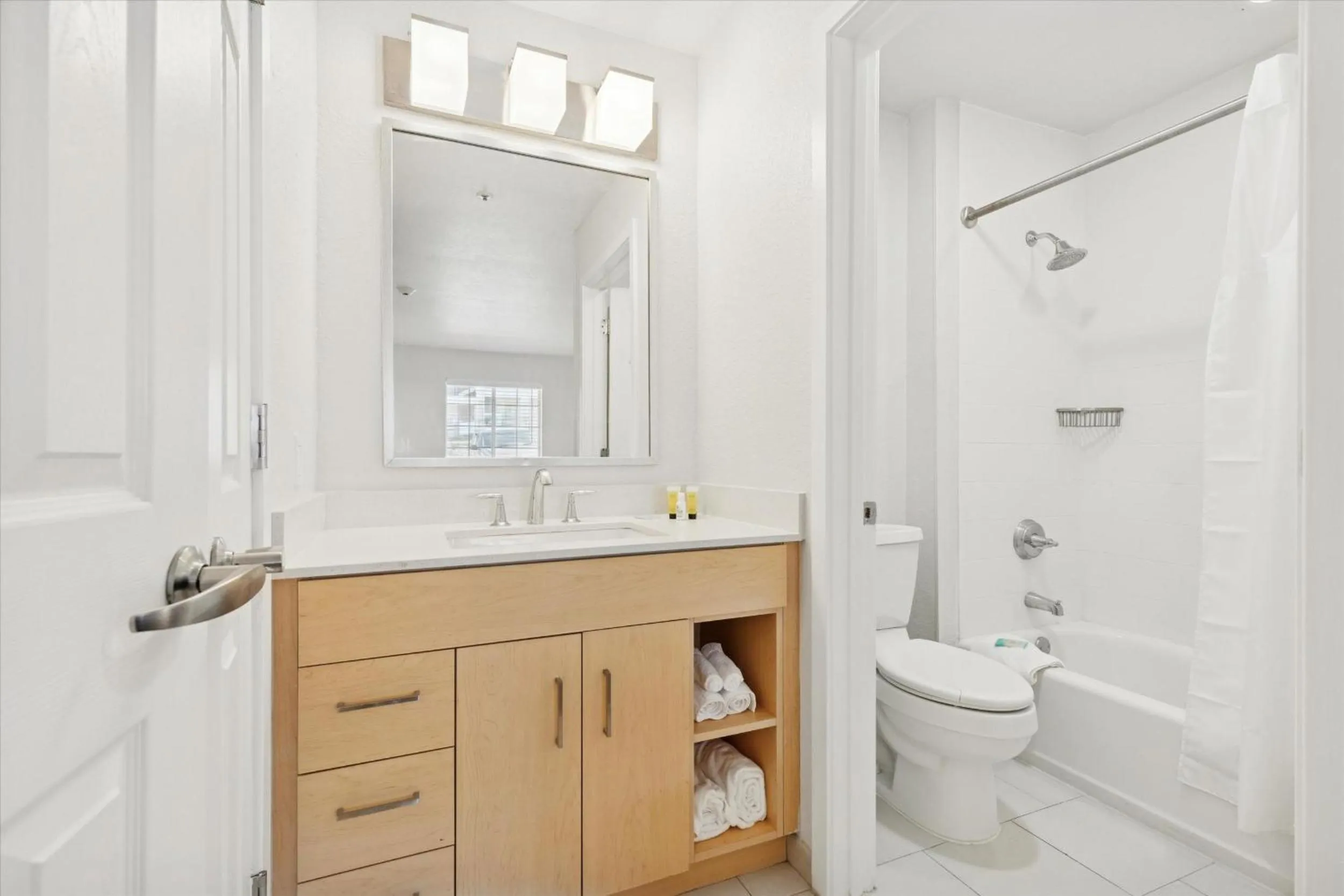 Avia Residences on Lincoln - Extended Stay