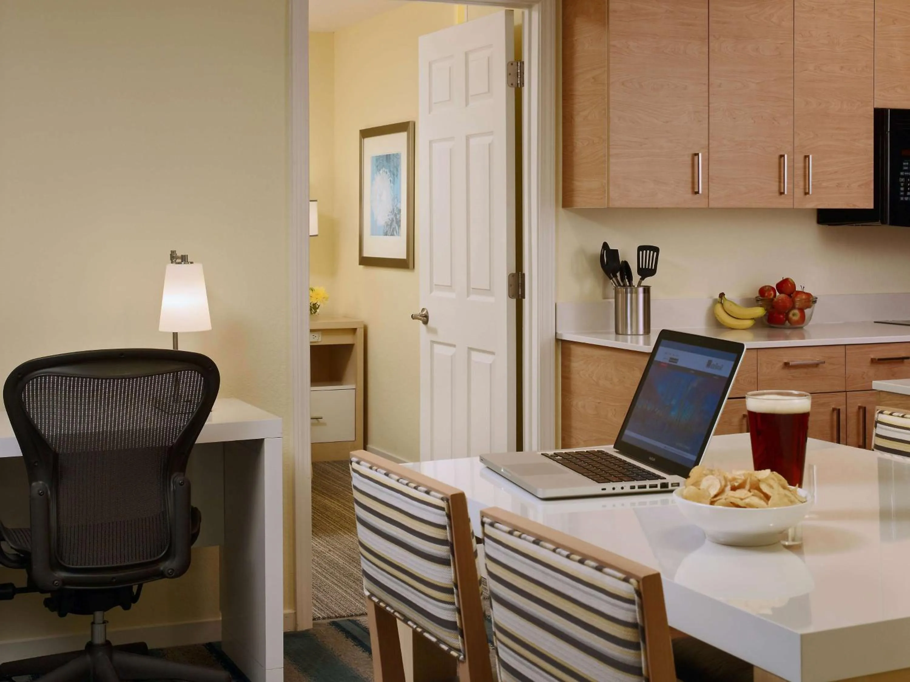 Living room in Sonesta ES Suites Malvern Valley Forge