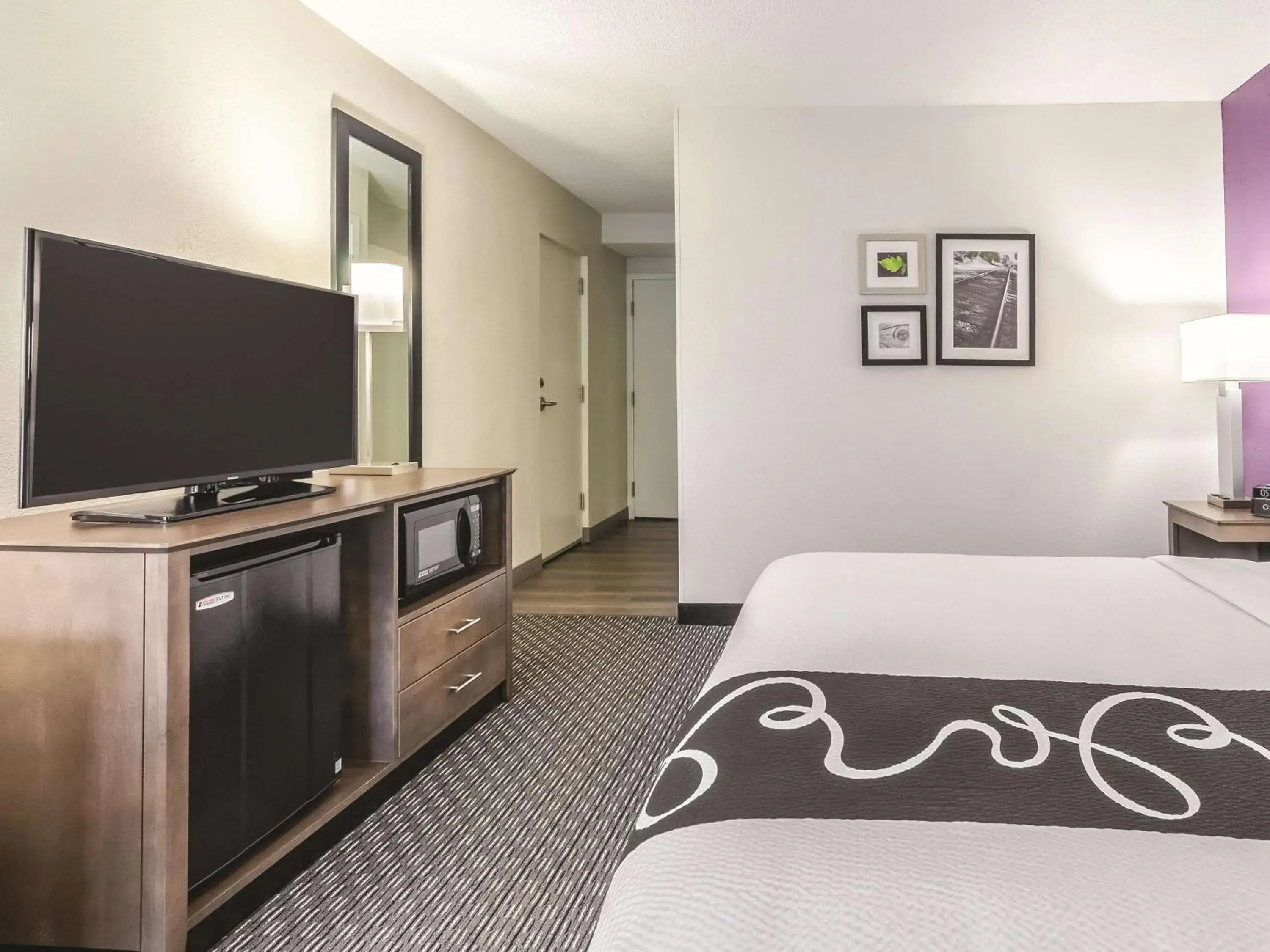 King Room - Mobility Access/Non-Smoking in La Quinta by Wyndham Myrtle Beach - N. Kings Hwy King Room - Mobility Access/Non-Smoking in La Quinta by Wyndham Myrtle Beach - N. Kings Hwy