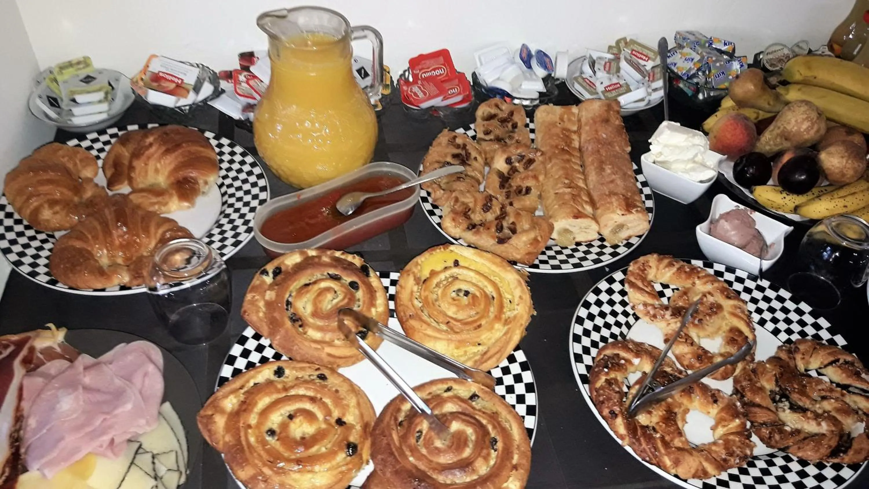 Continental breakfast in El Tossal