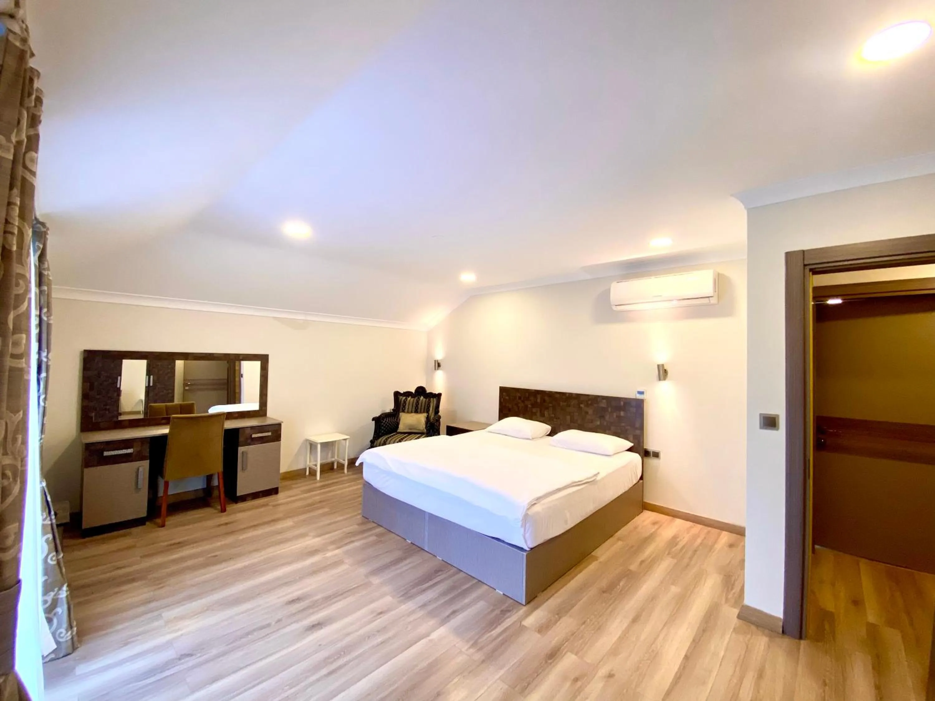 Bed in Caykent Suites Deluxe Hotel