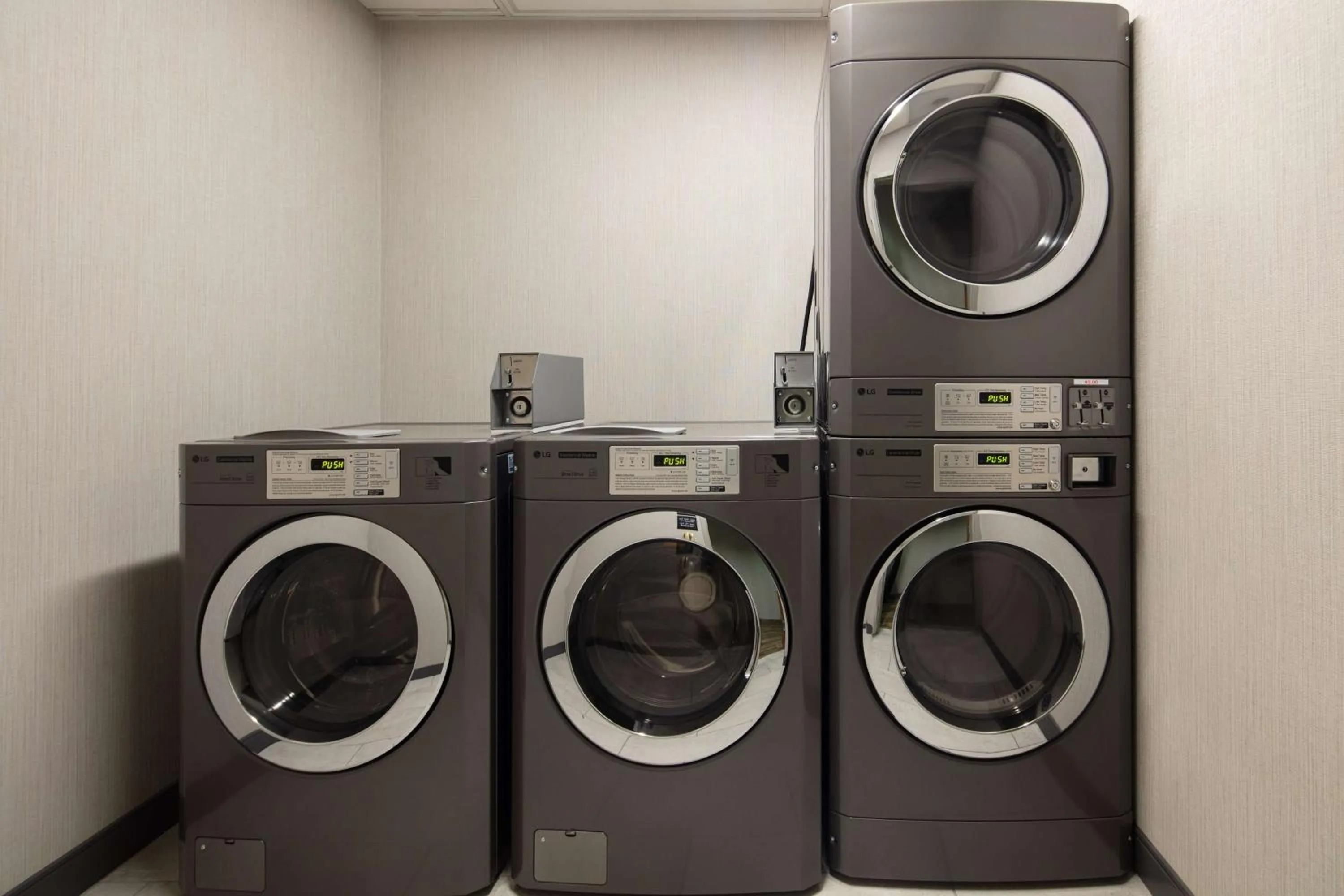 Property building in Hampton Inn Medford