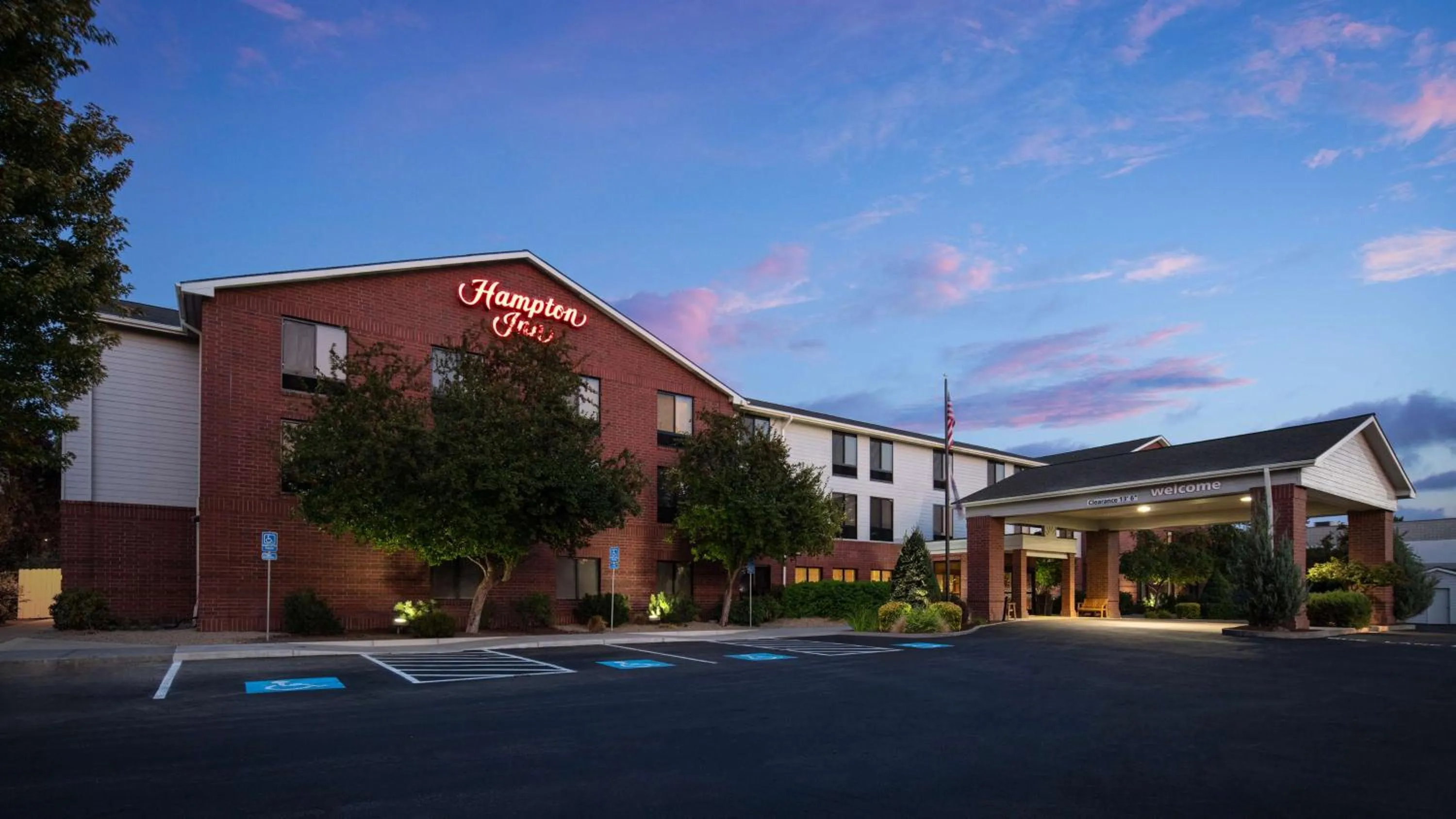 Property building in Hampton Inn Medford