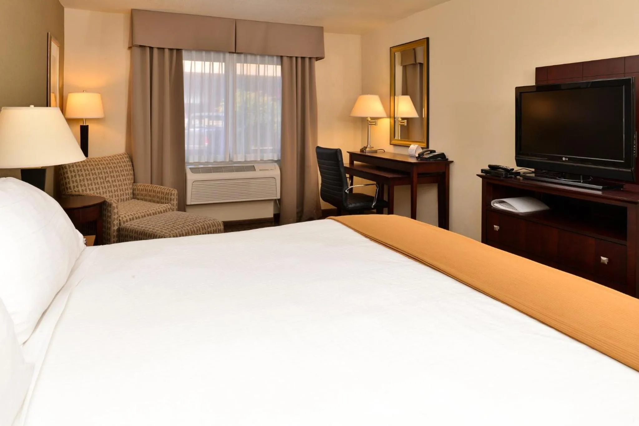 Photo of the whole room, Bed in Holiday Inn Express Portland South - Lake Oswego by IHG