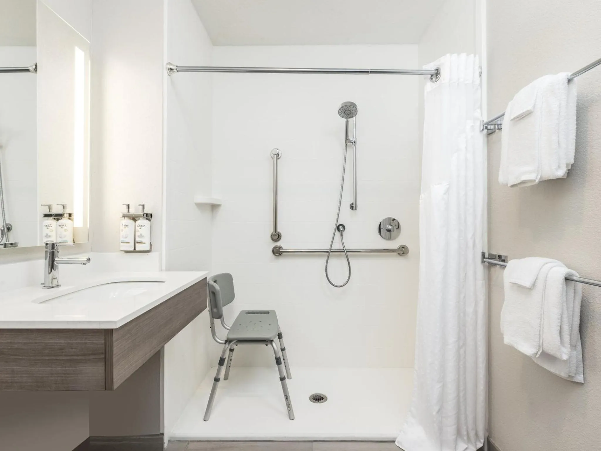 Photo of the whole room in Holiday Inn Express Portland South - Lake Oswego by IHG