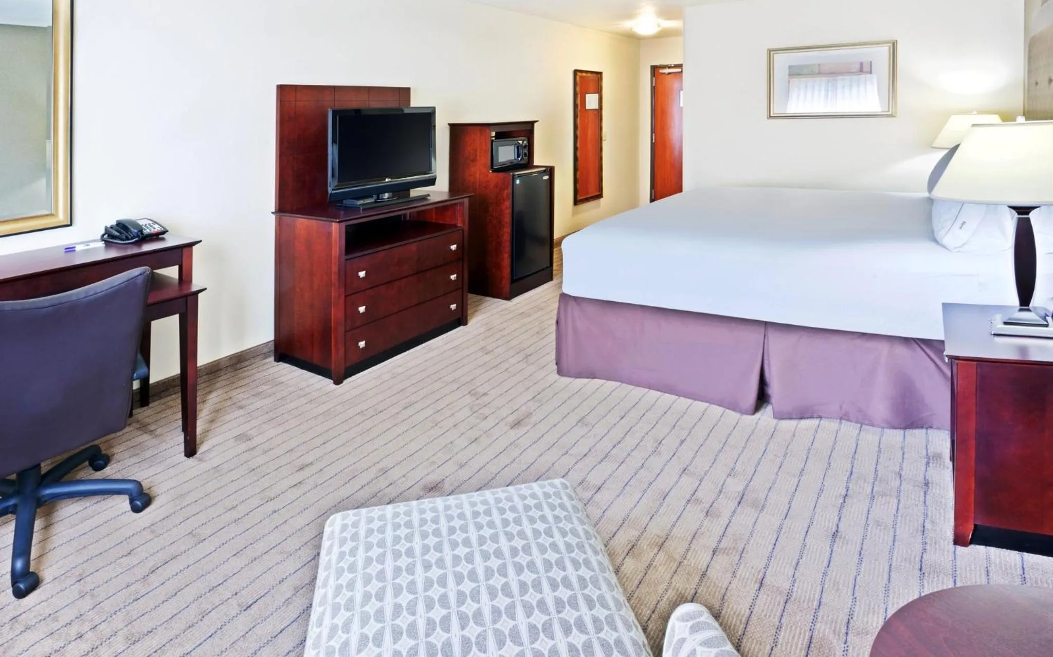 Photo of the whole room, Bed in Holiday Inn Express Portland South - Lake Oswego by IHG