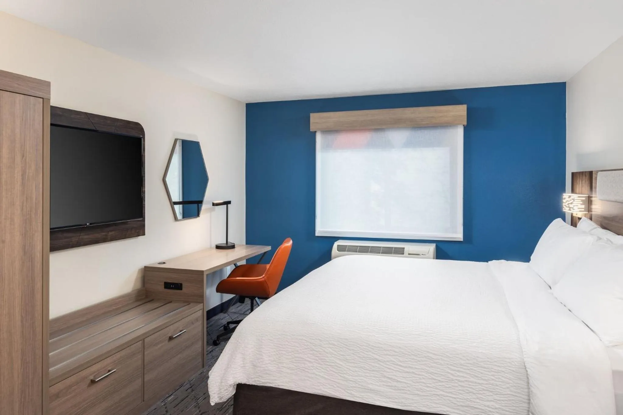 Photo of the whole room, Bed in Holiday Inn Express Portland South - Lake Oswego by IHG