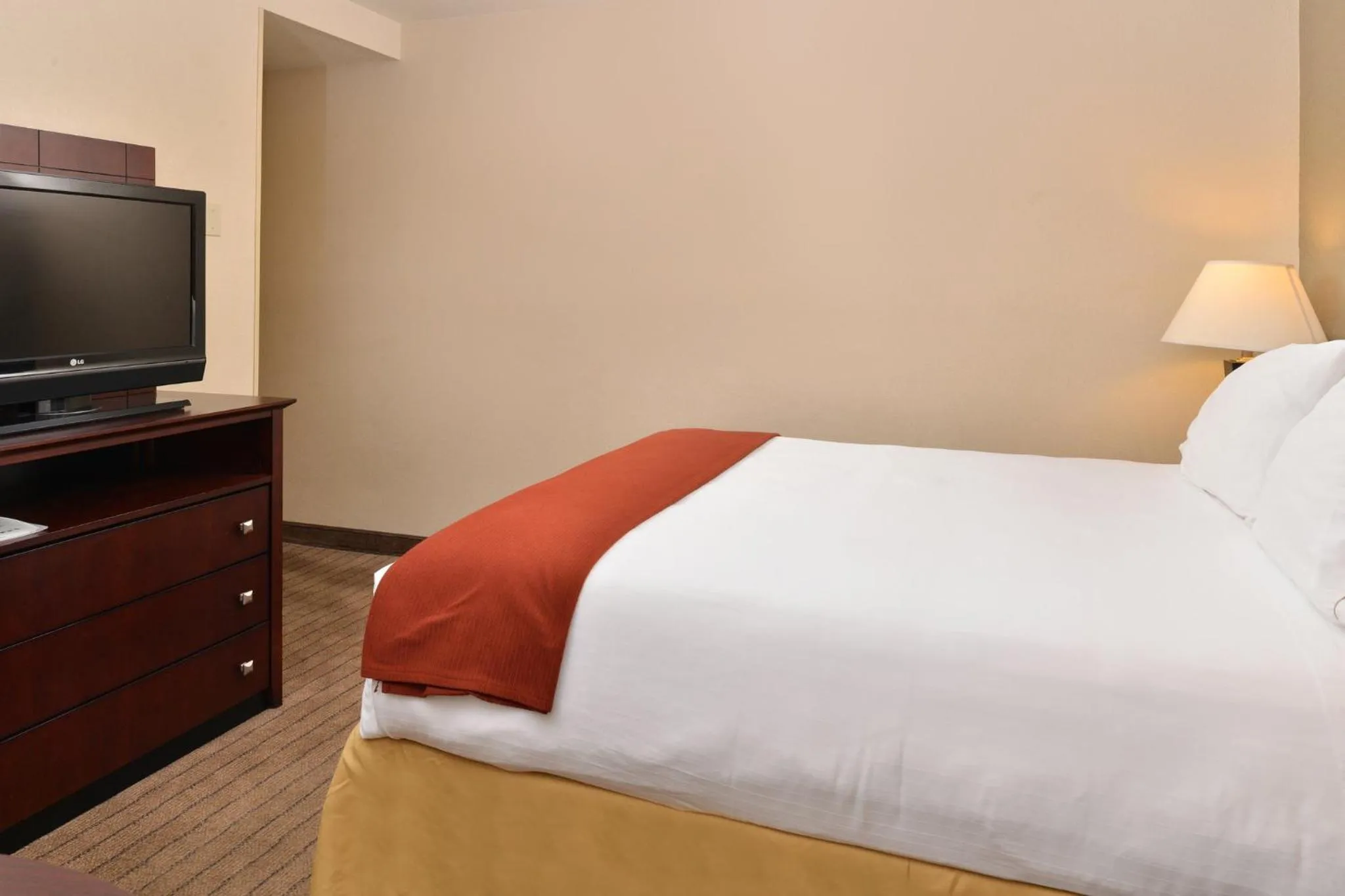 Photo of the whole room, Bed in Holiday Inn Express Portland South - Lake Oswego by IHG