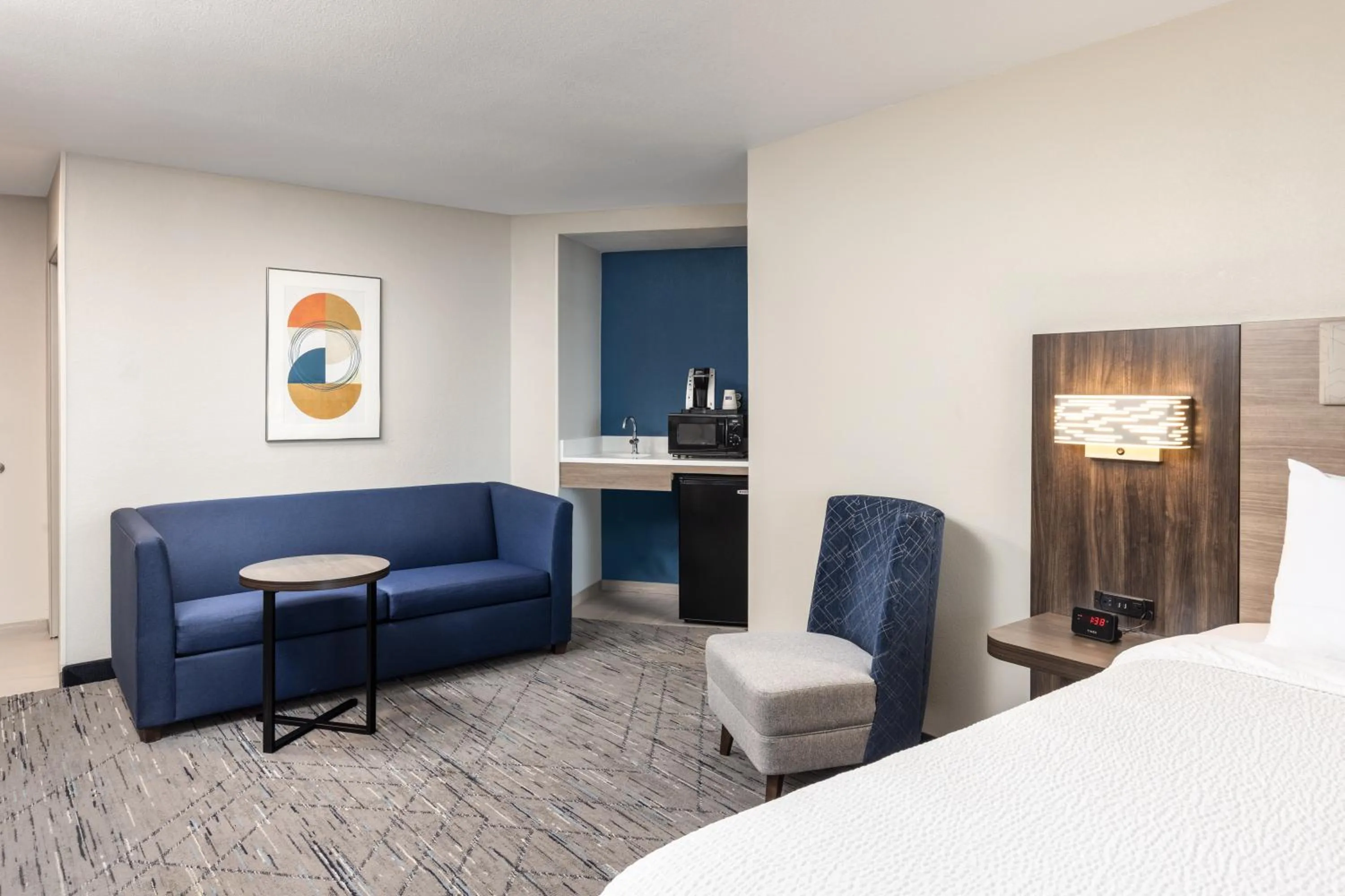 Seating area, Bed in Holiday Inn Express Portland South - Lake Oswego by IHG