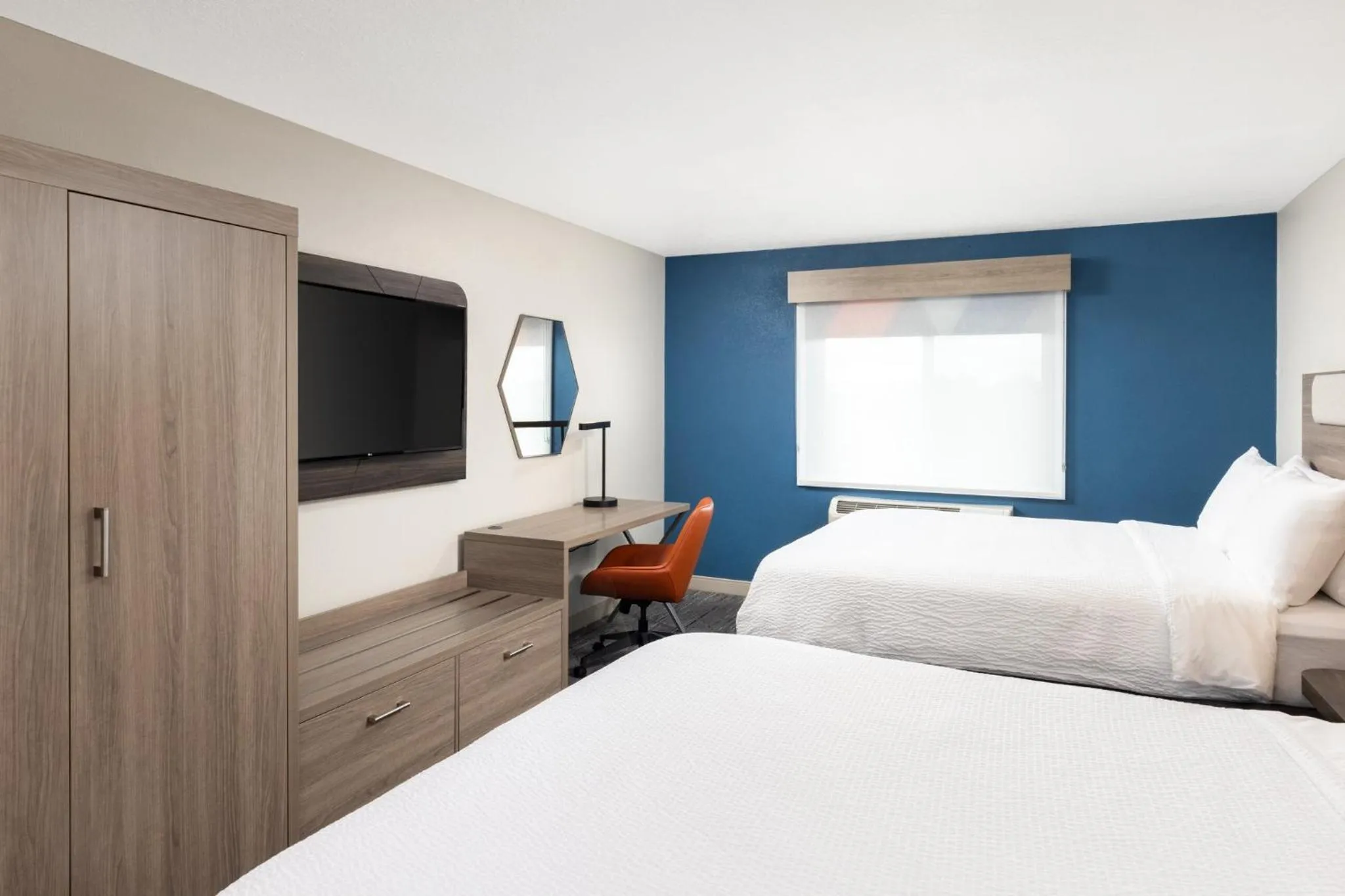 Photo of the whole room, Bed in Holiday Inn Express Portland South - Lake Oswego by IHG