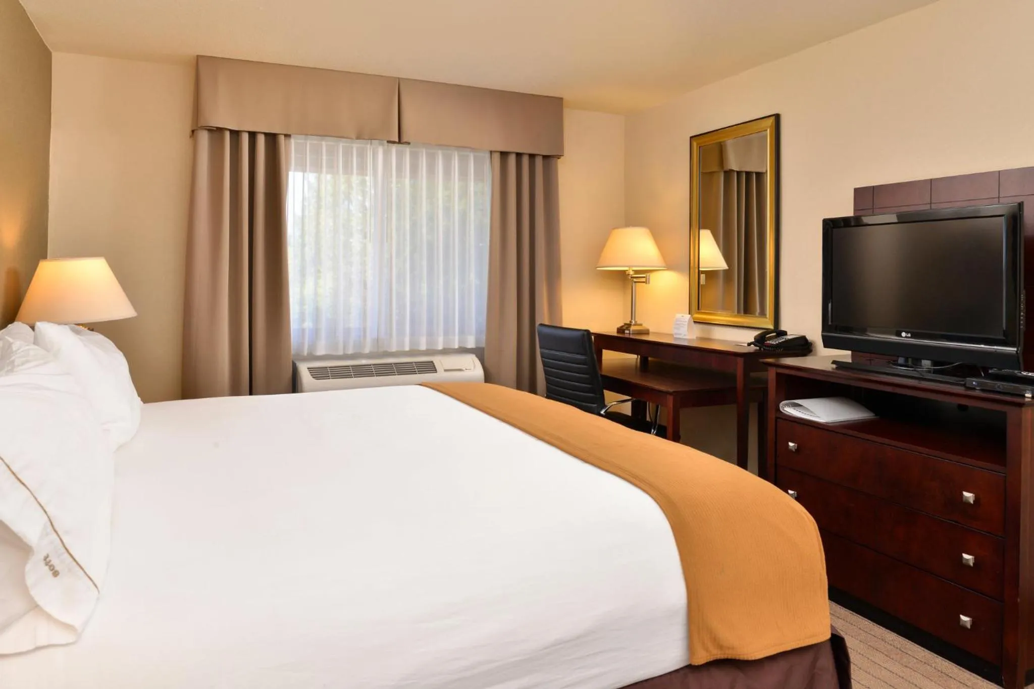 Photo of the whole room, Bed in Holiday Inn Express Portland South - Lake Oswego by IHG