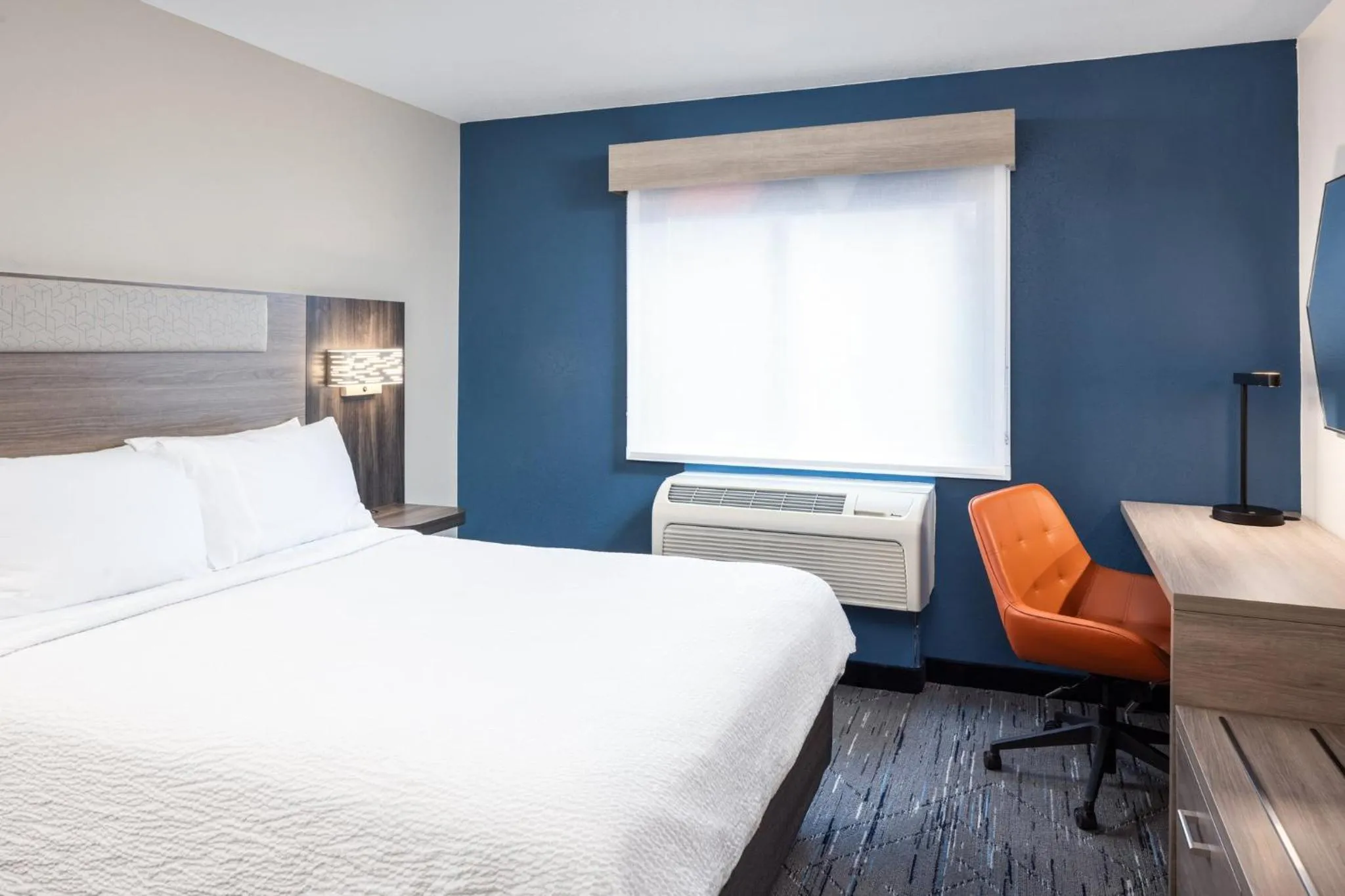Photo of the whole room, Bed in Holiday Inn Express Portland South - Lake Oswego by IHG