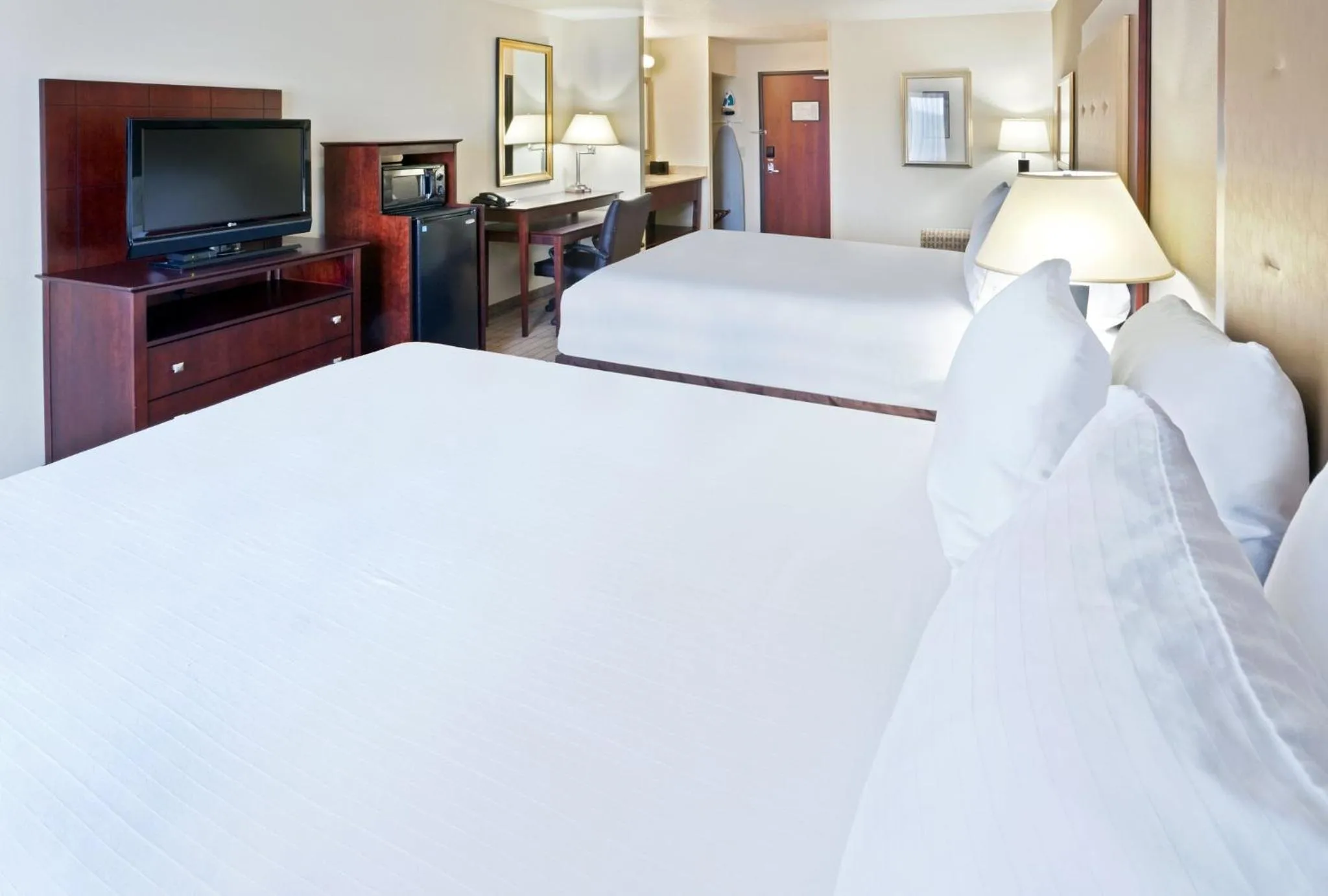 Photo of the whole room, Bed in Holiday Inn Express Portland South - Lake Oswego by IHG