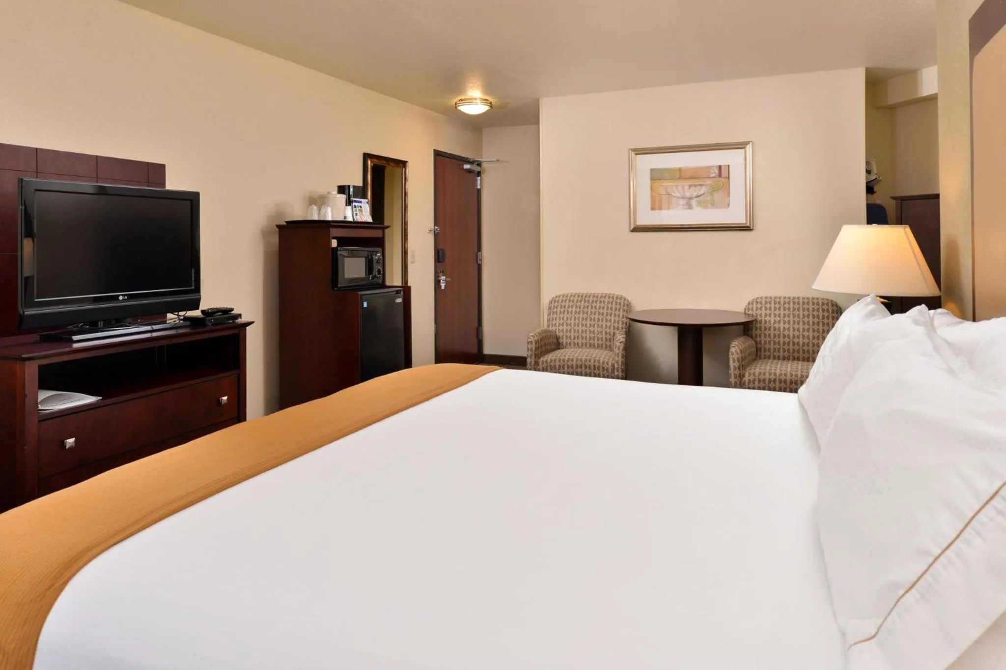Photo of the whole room, Bed in Holiday Inn Express Portland South - Lake Oswego by IHG