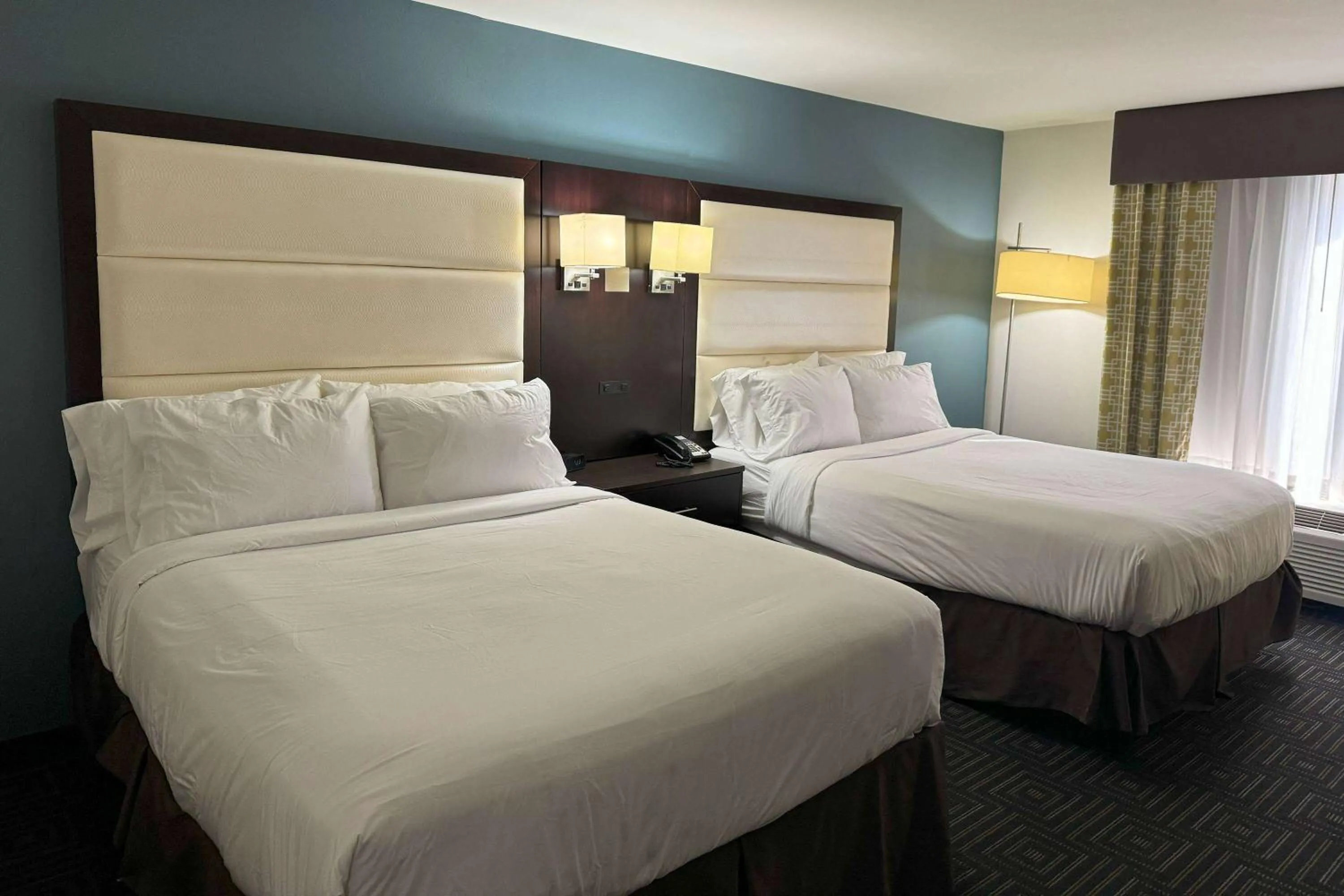 Queen Room with Tub with Grab Bars - Mobility Accessible/Non-Smoking in Baymont by Wyndham Bessemer