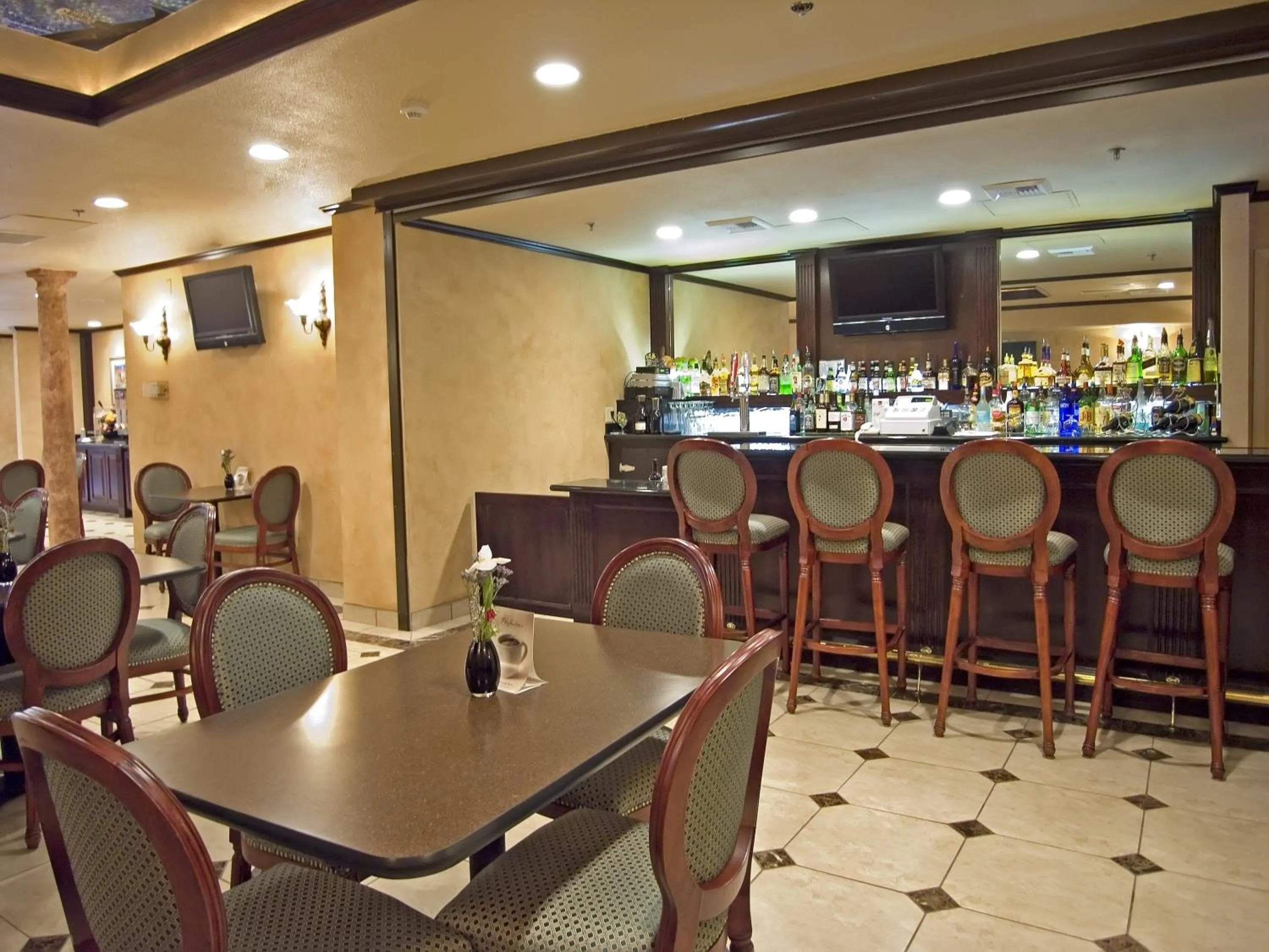 Lounge or bar in Holiday Inn Rancho Cordova - Northeast Sacramento by IHG