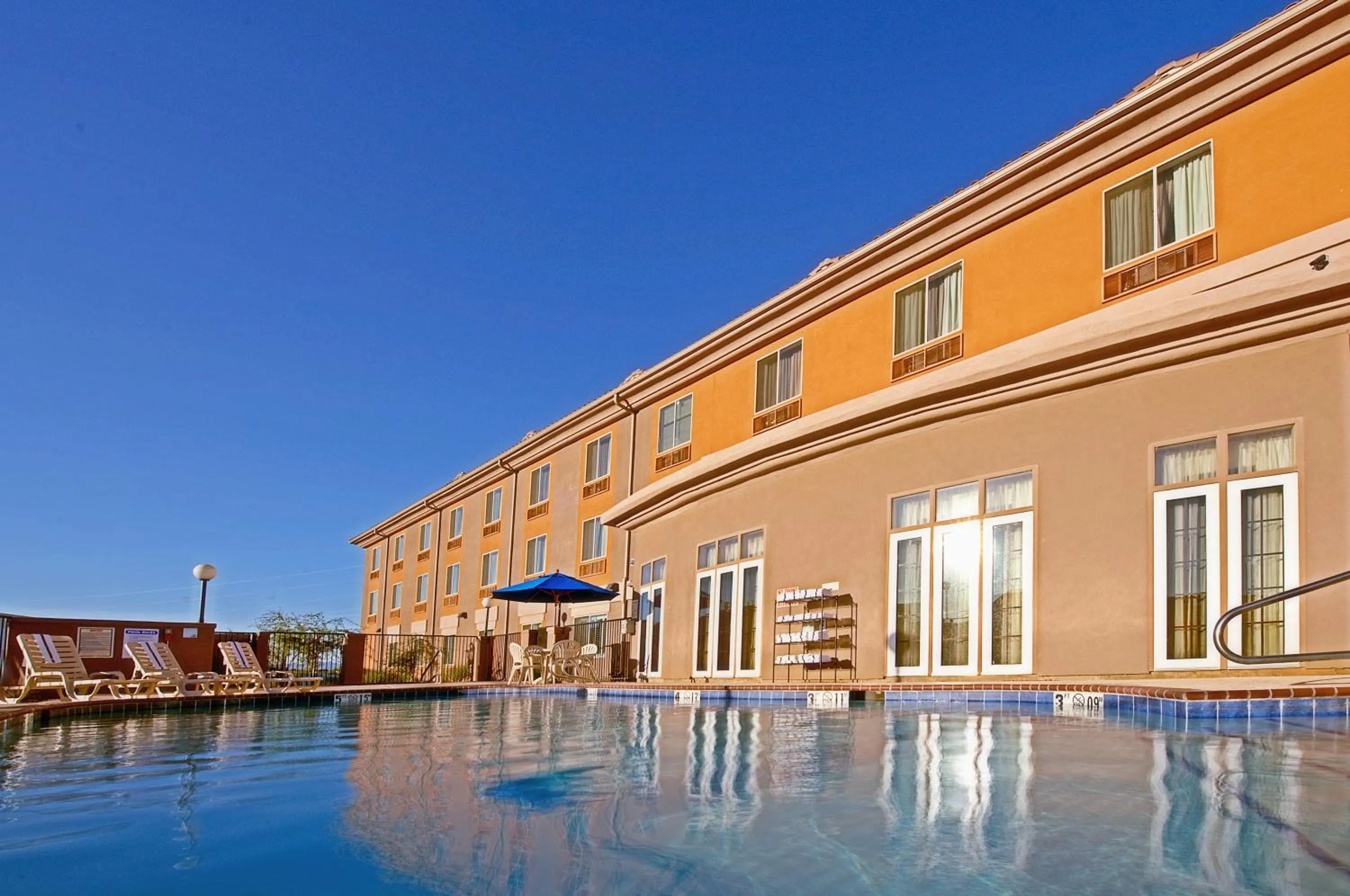 Swimming pool in Holiday Inn Express & Suites Tucson by IHG