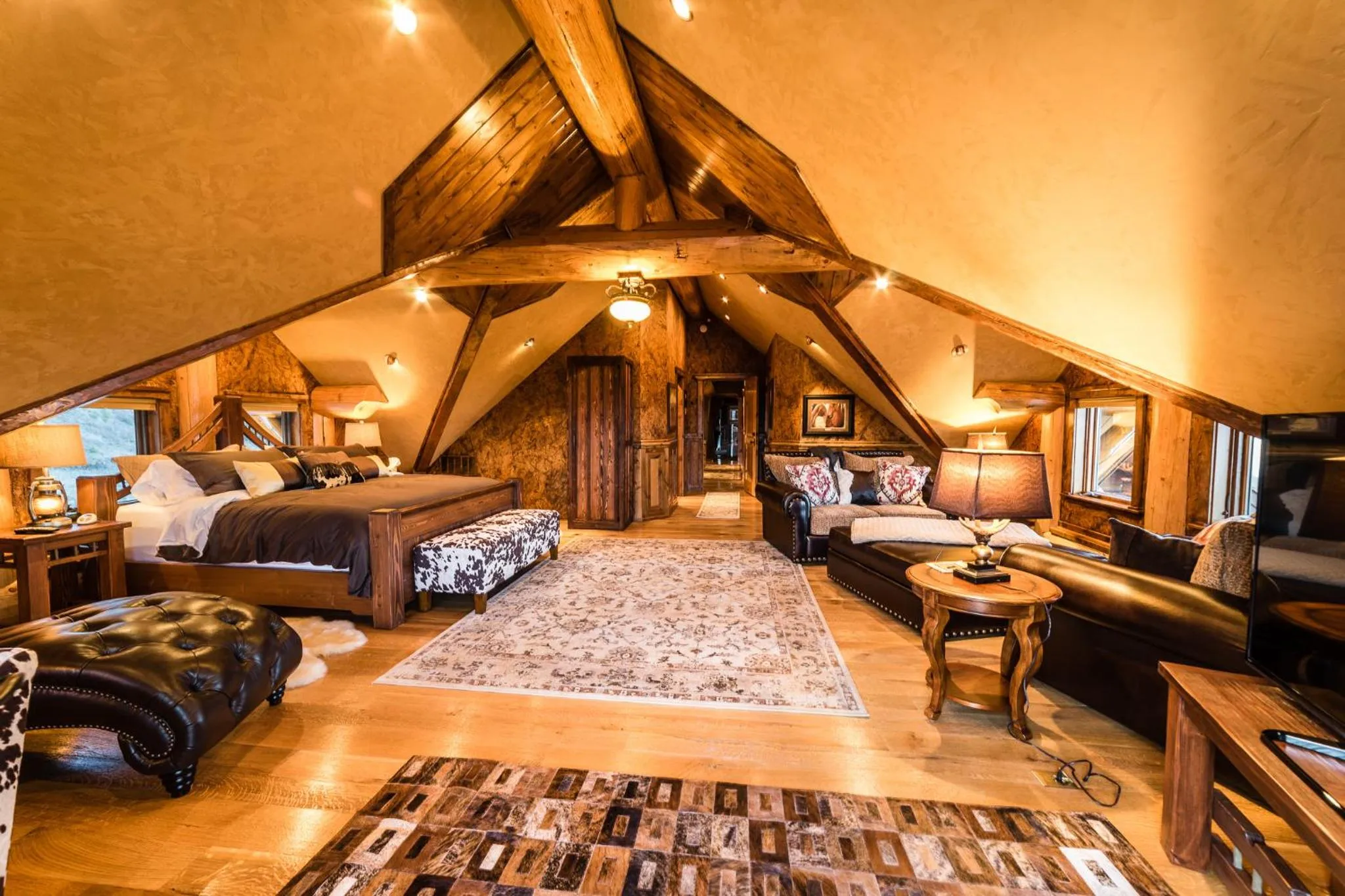 Photo of the whole room, Bed in Coyote Bluff Estate