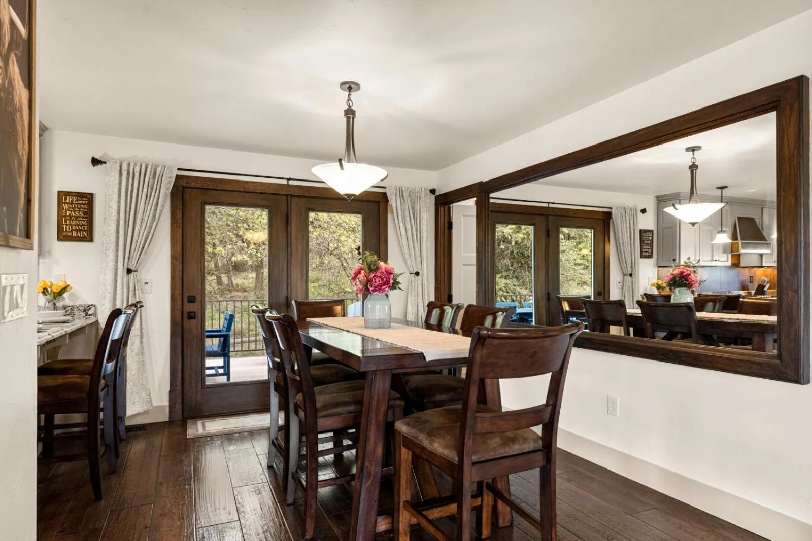 Dining area in Coyote Bluff Estate