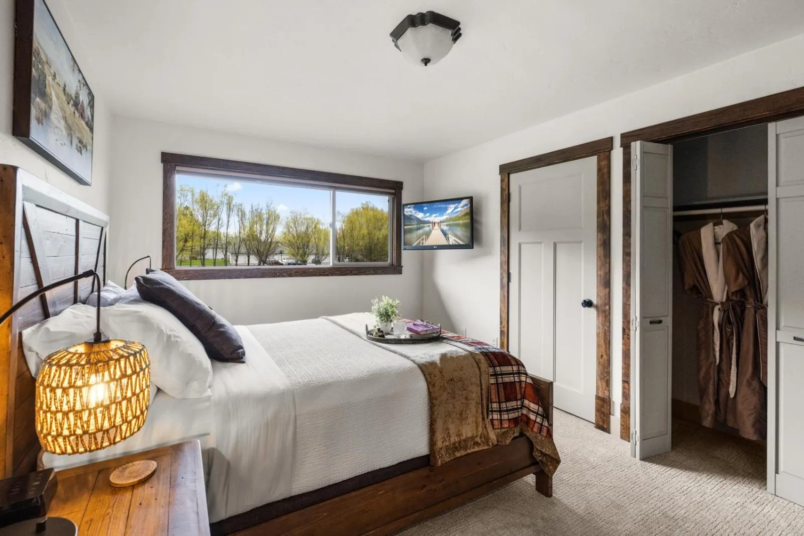 Bedroom, Bed in Coyote Bluff Estate