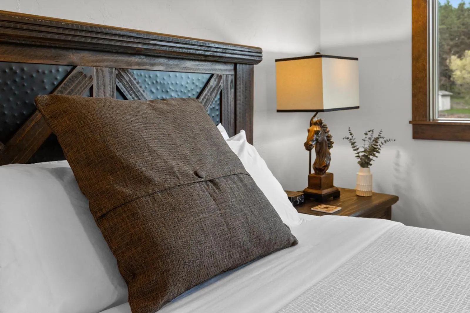 Bedroom, Bed in Coyote Bluff Estate