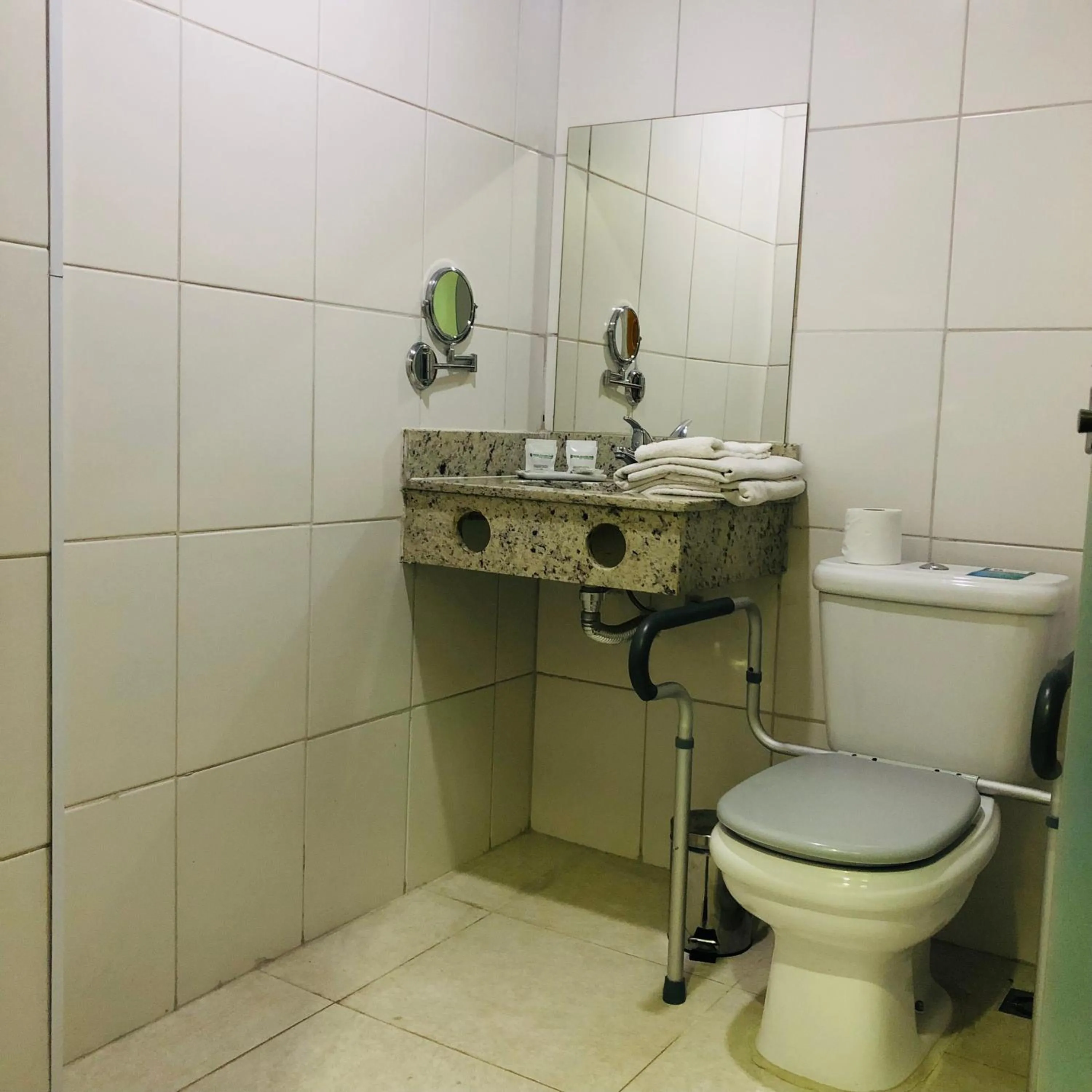 Toilet in Hotel Golden Park Sorocaba & Convenções by Nacional Inn