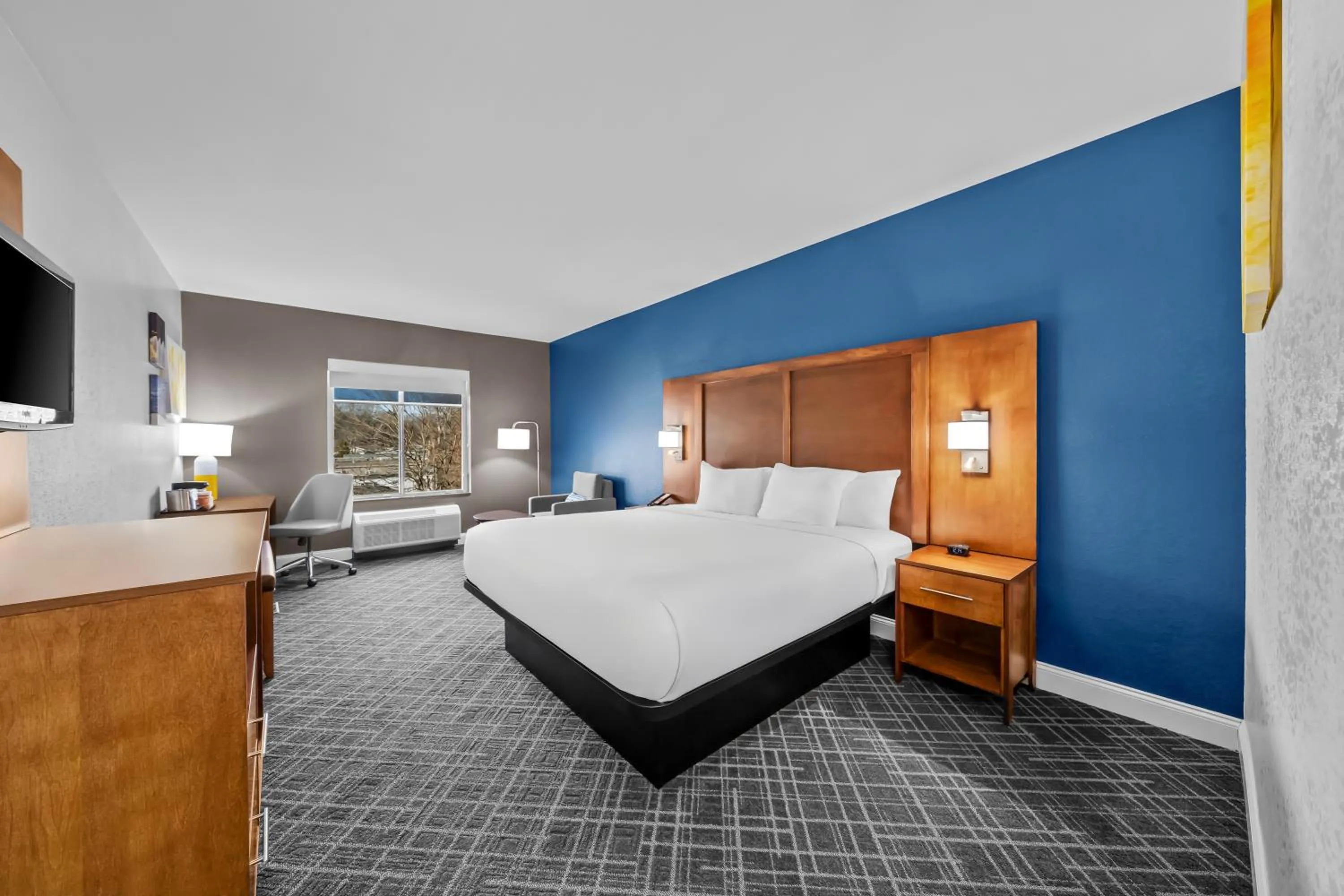 Bed in Comfort Inn & Suites Plainville-Foxboro