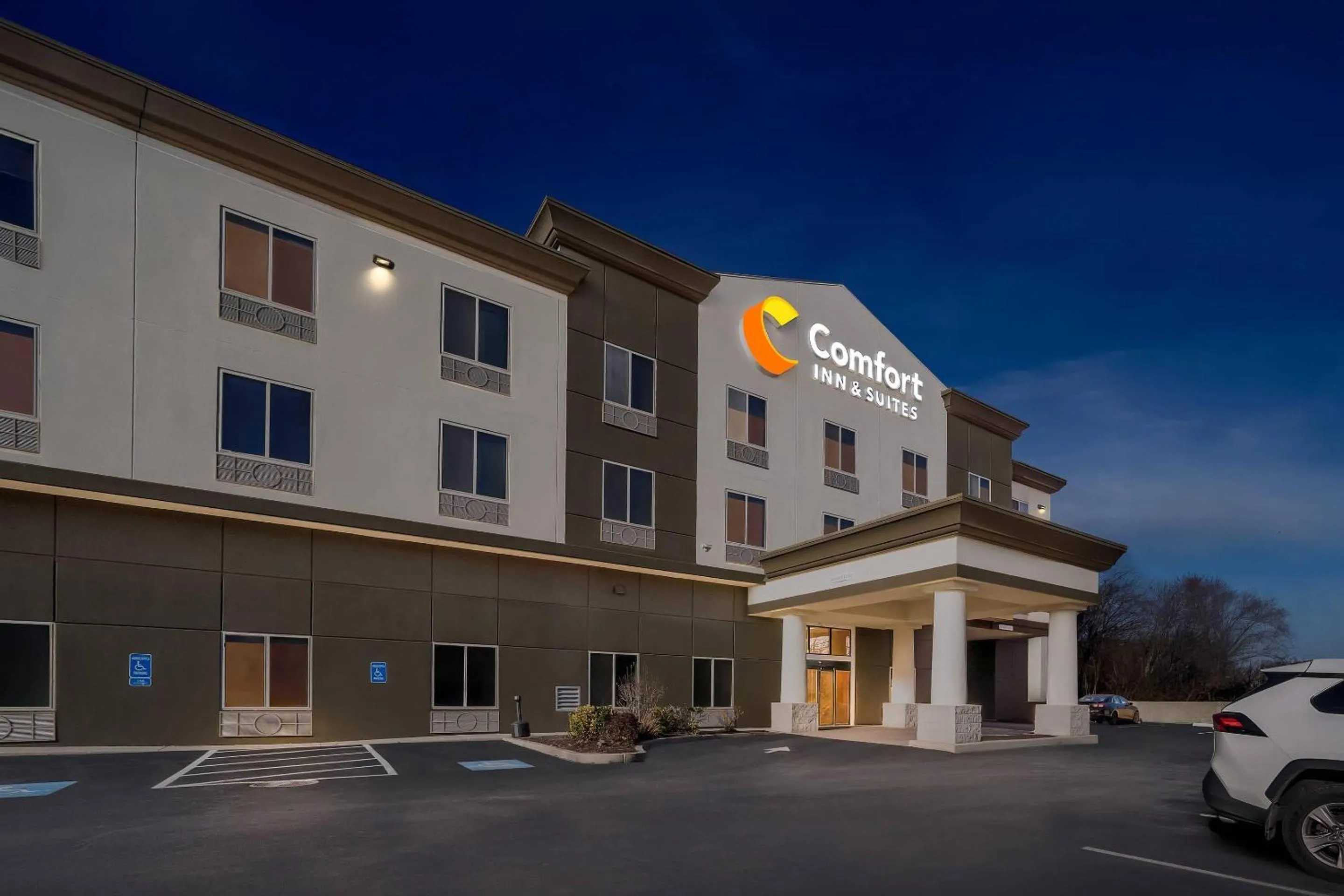 Property building in Comfort Inn & Suites Plainville-Foxboro