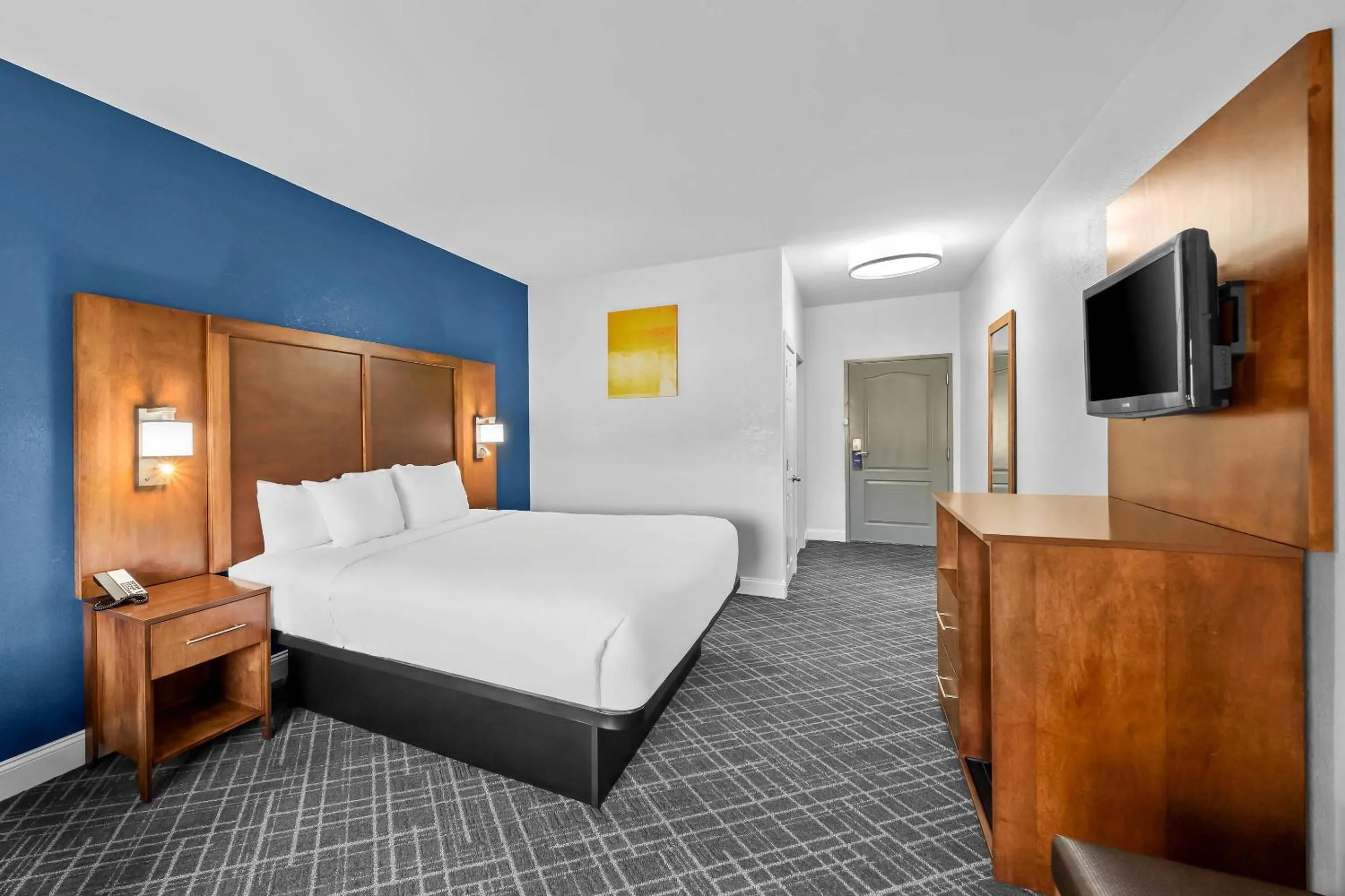 Bedroom, Bed in Comfort Inn & Suites Plainville-Foxboro