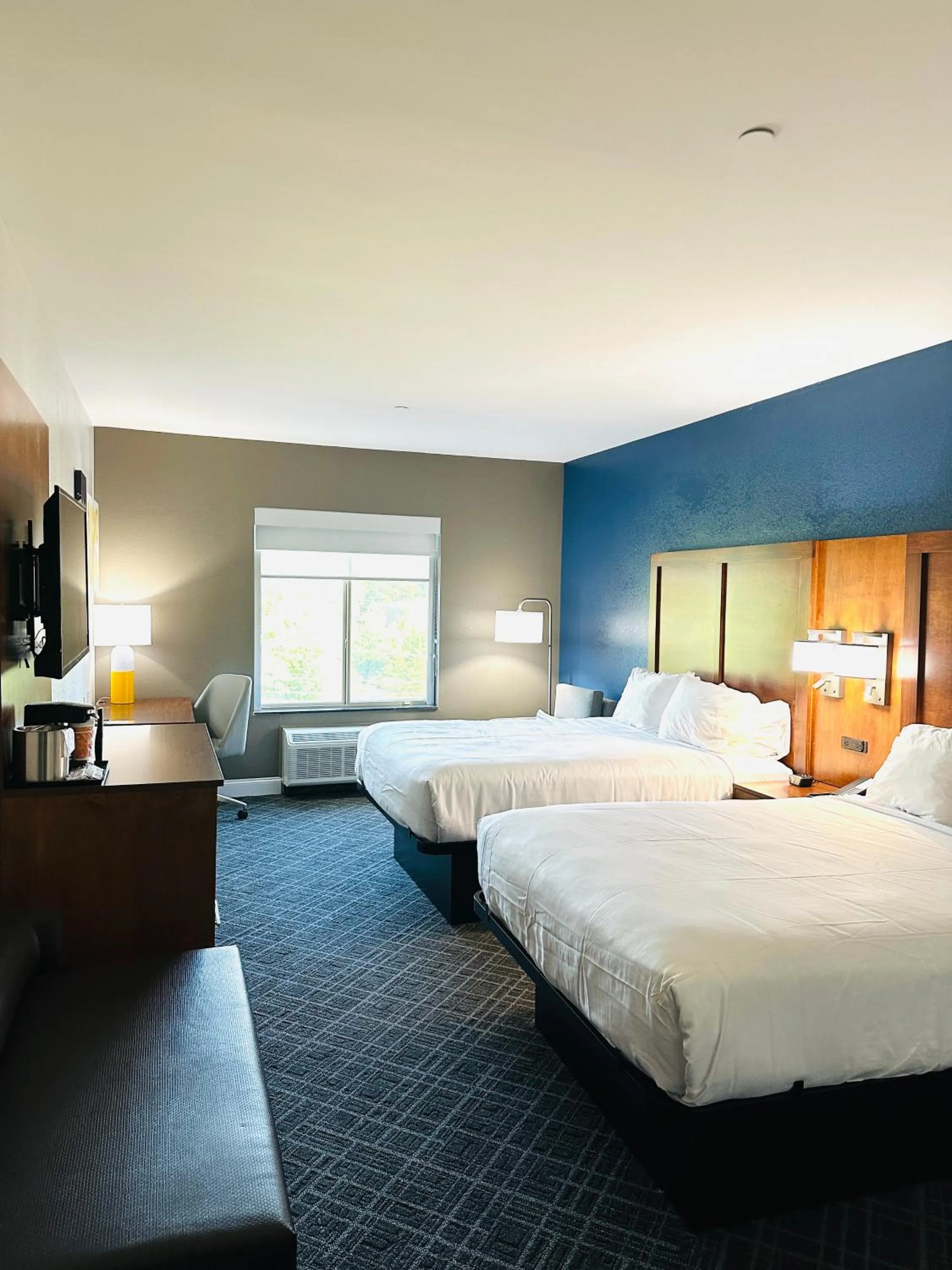 Bed in Comfort Inn & Suites Plainville-Foxboro