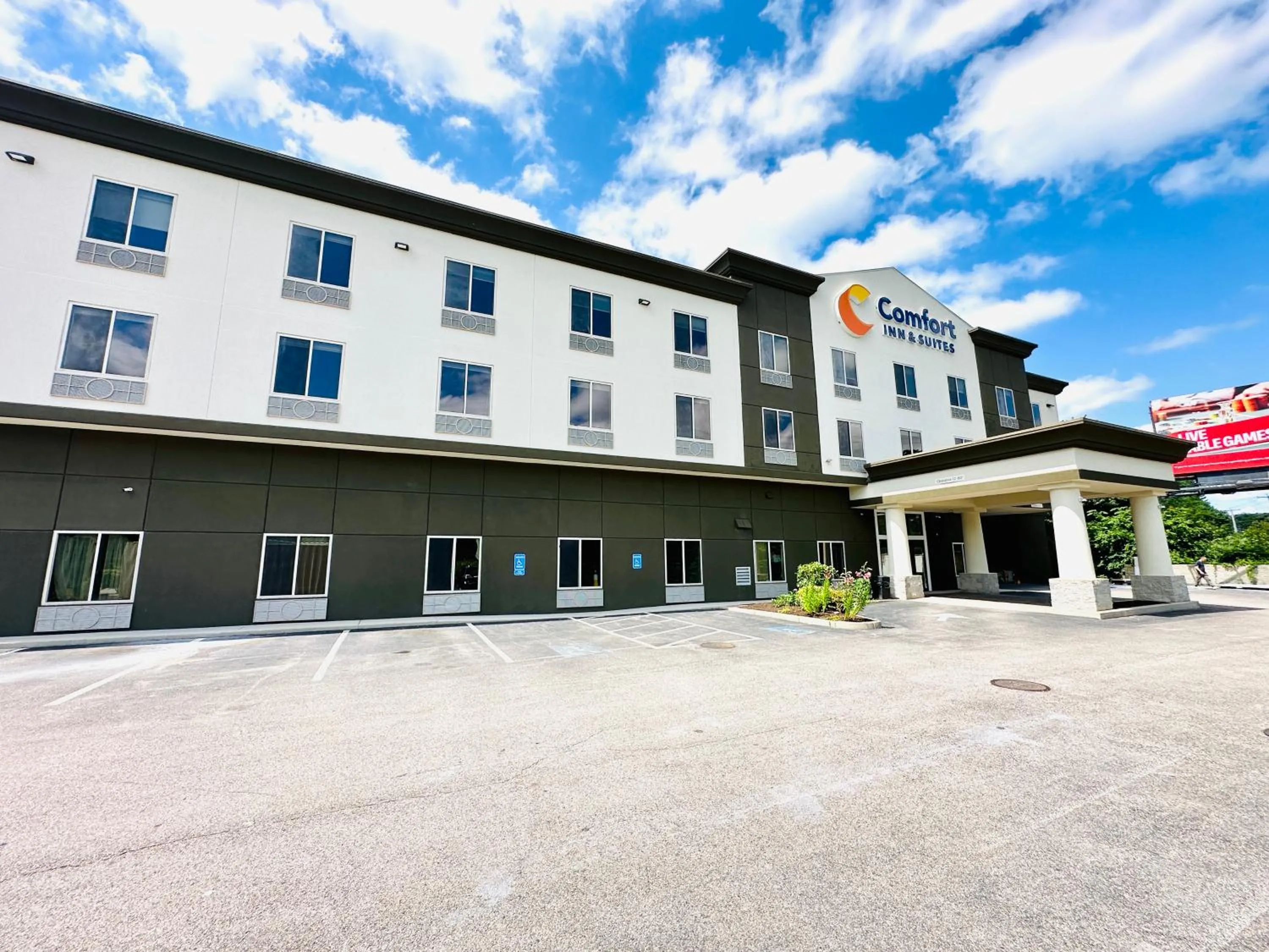 Property building in Comfort Inn & Suites Plainville-Foxboro