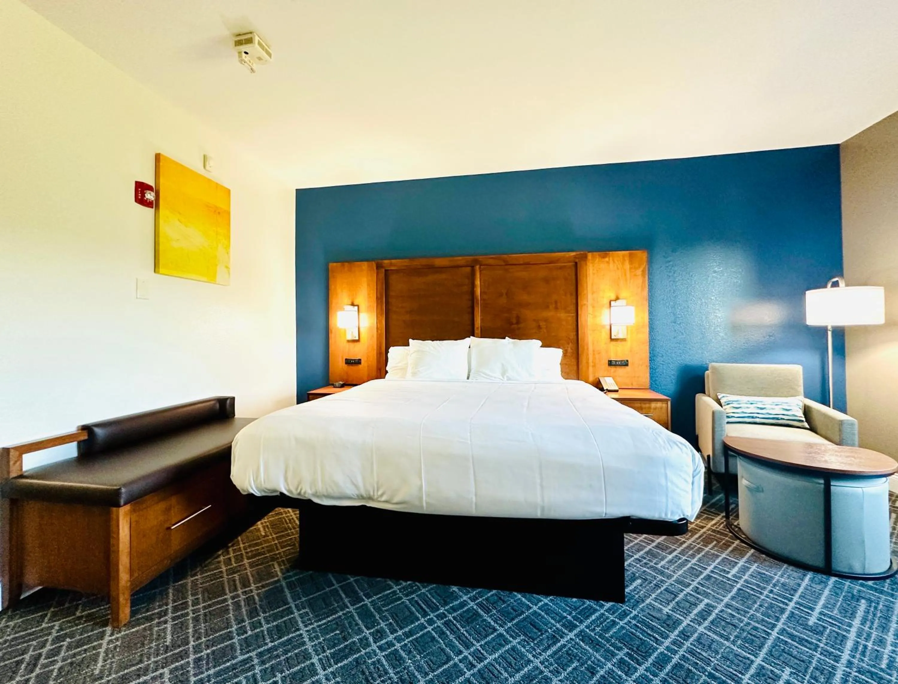 Photo of the whole room, Bed in Comfort Inn & Suites Plainville-Foxboro