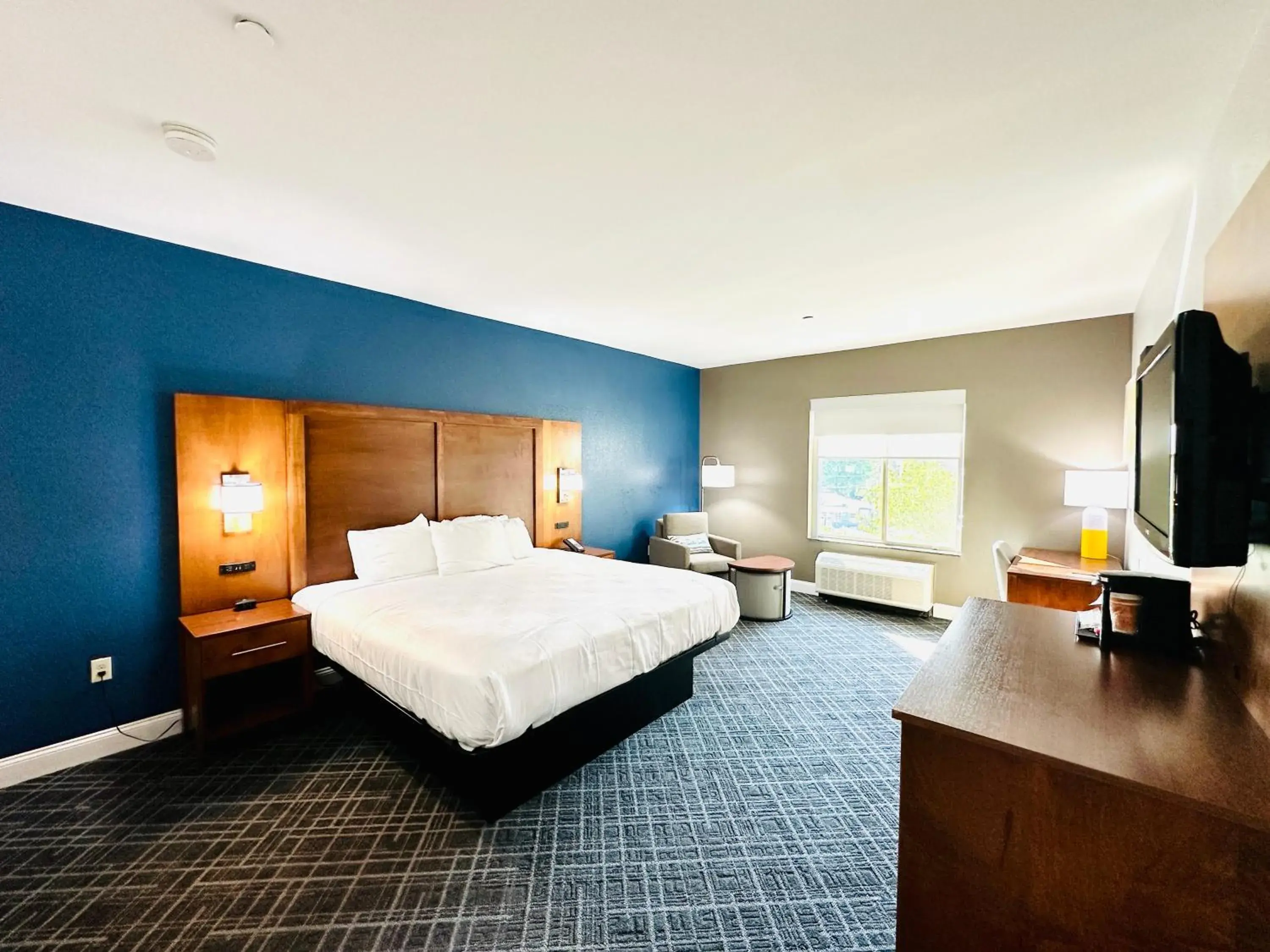 Standard King Room - Non-Smoking in Comfort Inn & Suites Plainville-Foxboro Standard King Room - Non-Smoking in Comfort Inn & Suites Plainville-Foxboro