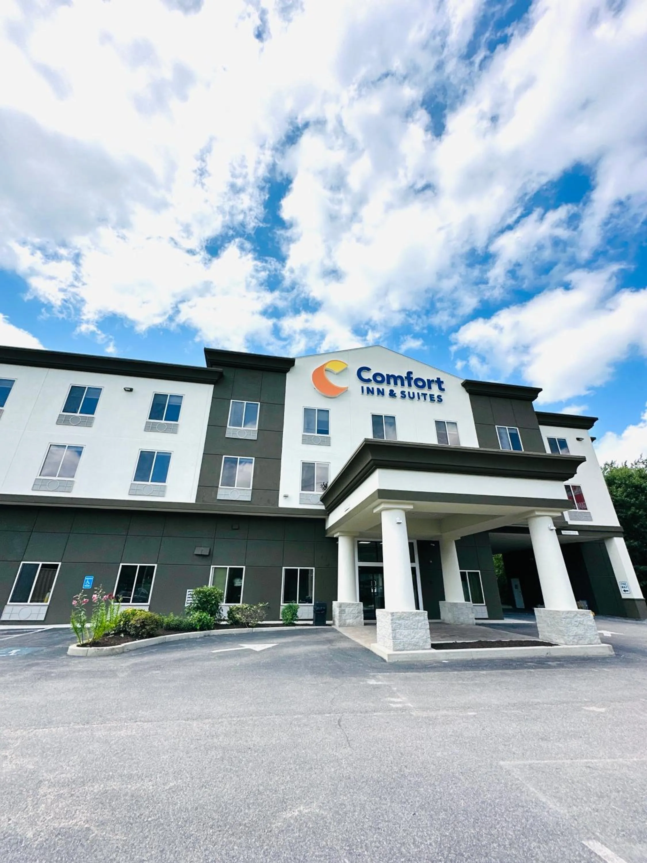 Property building in Comfort Inn & Suites Plainville-Foxboro